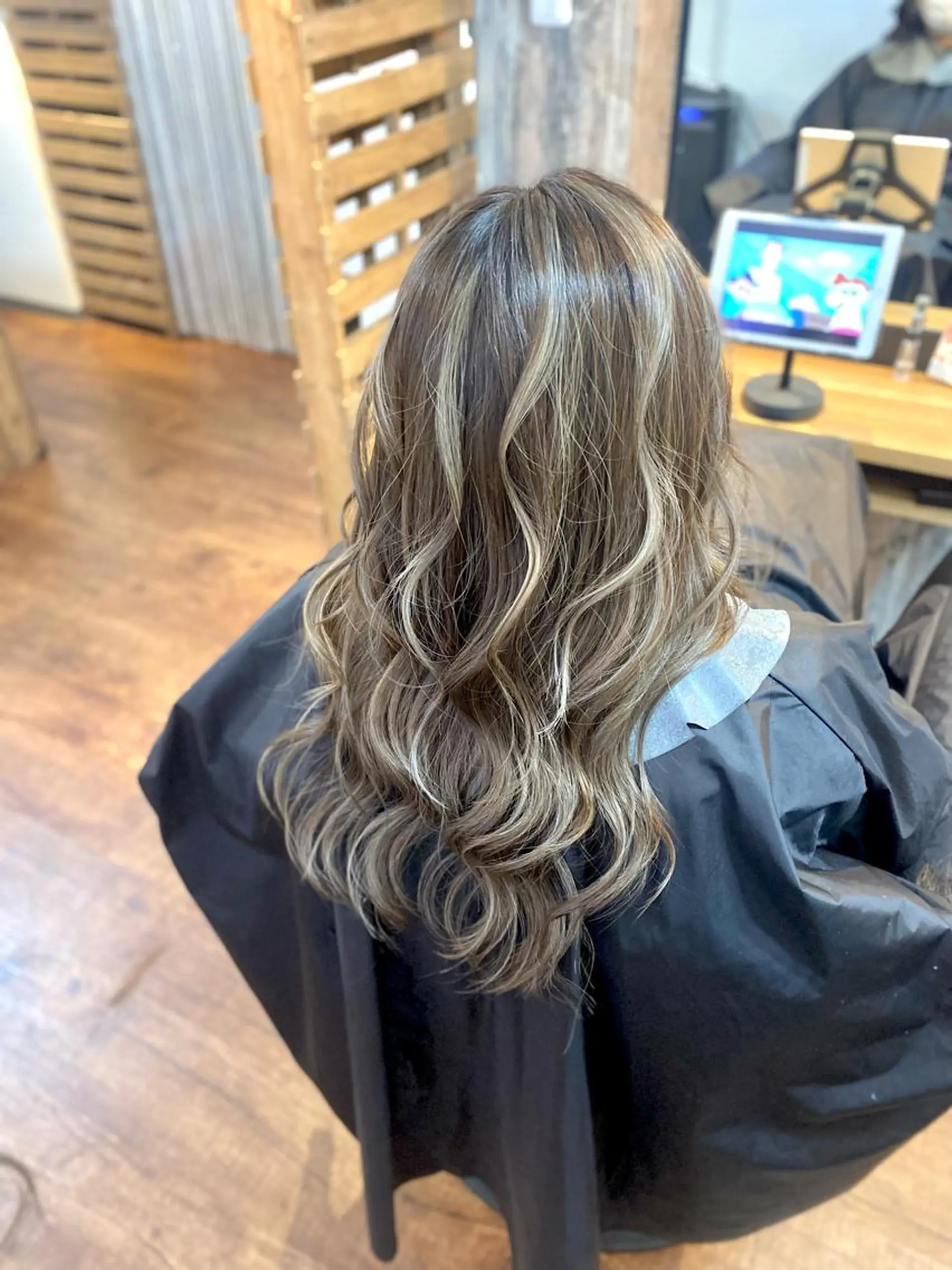 ロング カラー ハイライトカラー ハイライト カット ヘアカラー トリートメント Luzir⭐︎ GEN⭐︎のヘアスタイル