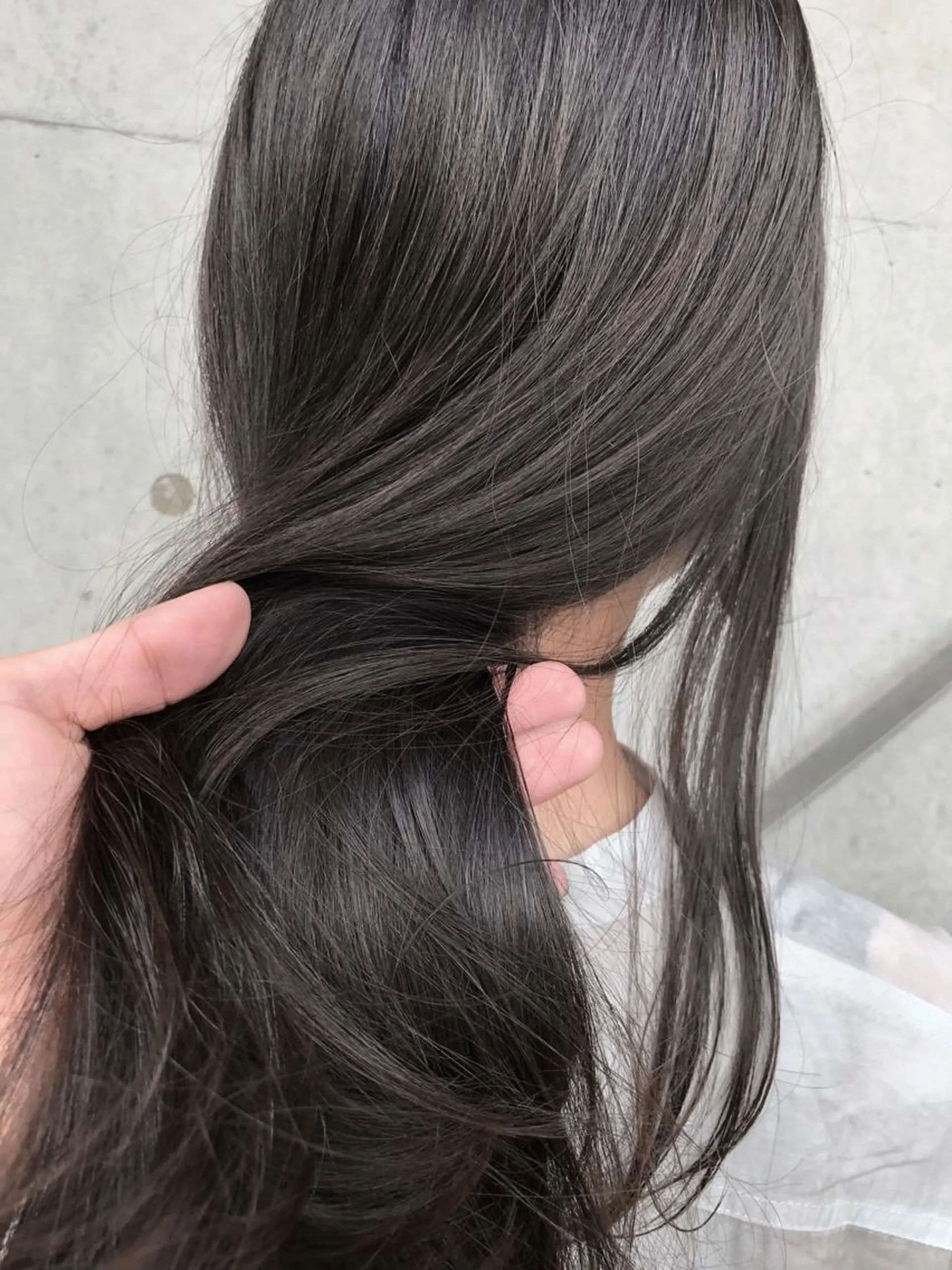 カラー 顔まわりレイヤー デザインカットのヘアスタイル