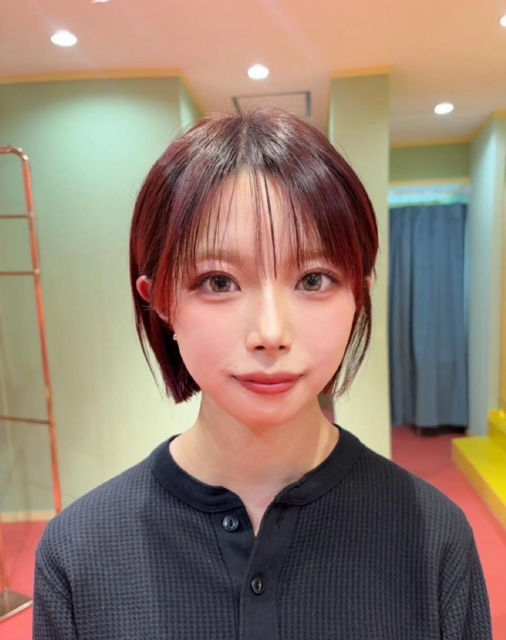 ショート カラー ボルドーカラー ボブ シースルーバング ヘアカラー カラーモデル　広島市 legareリン🧸のヘアスタイル