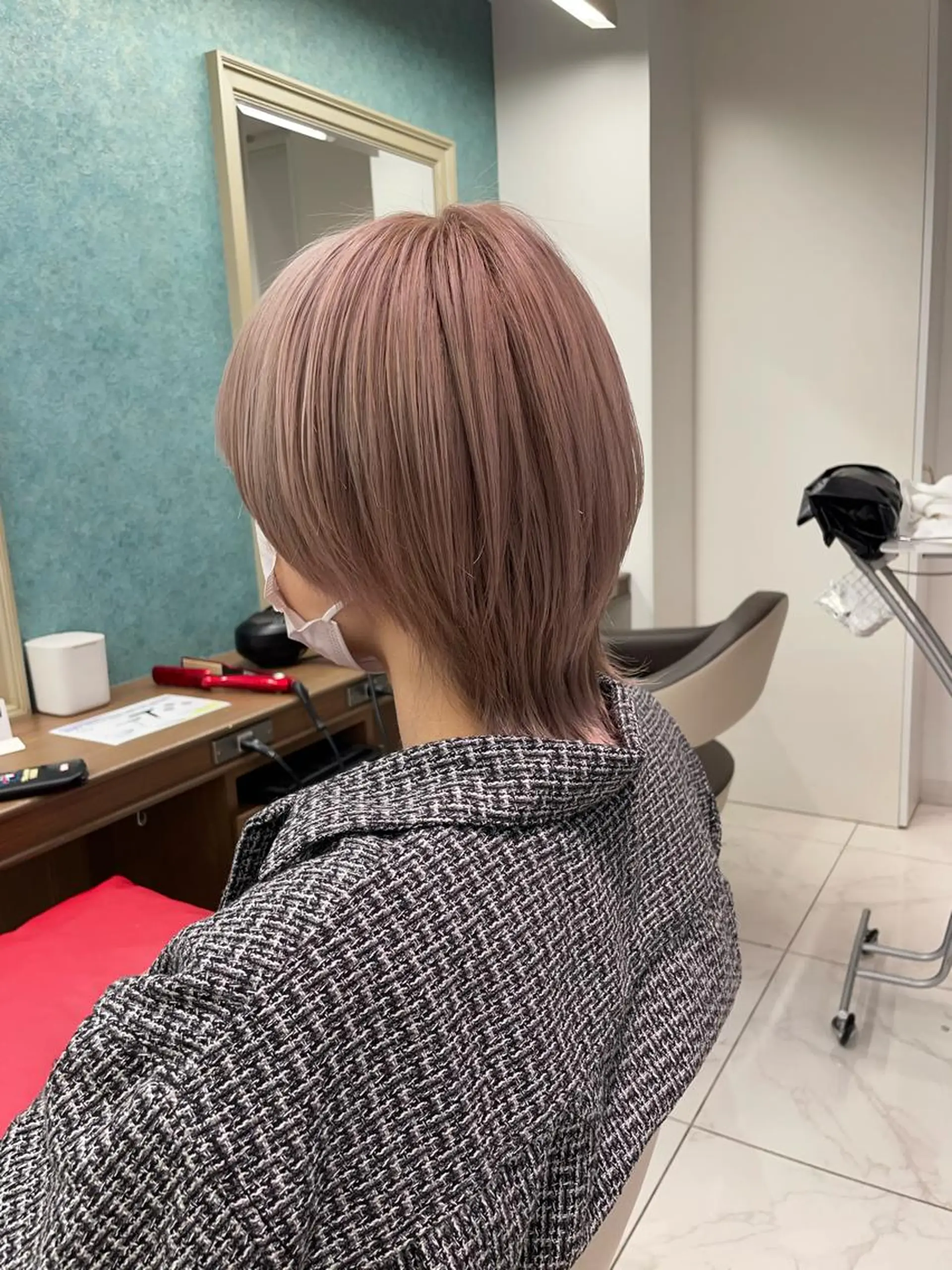 ミディアム カラー メンズ 渡部凌我 小顔ウルフ ハイトーンカラーのヘアスタイル