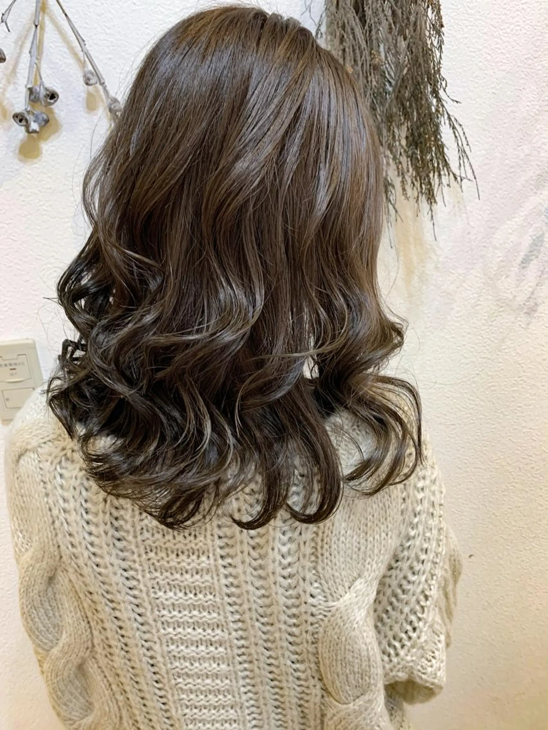 セミロング カラー グレージュ トレンドパーマ 加藤菜月のヘアスタイル