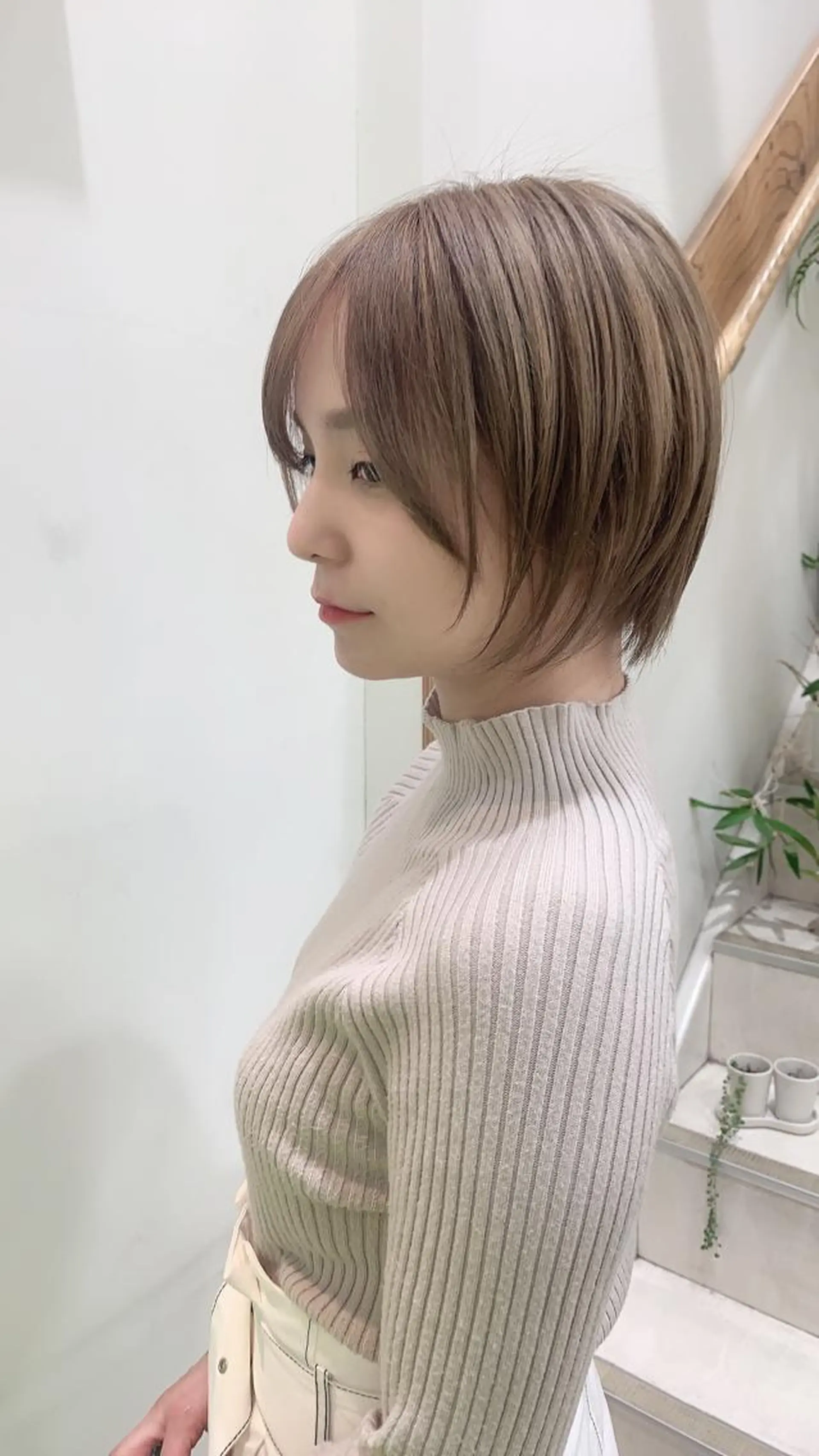 ショート カラー ベージュカラー ブリーチ ミルクティーベージュ ヘアアレンジ にいた　かづしげのヘアスタイル