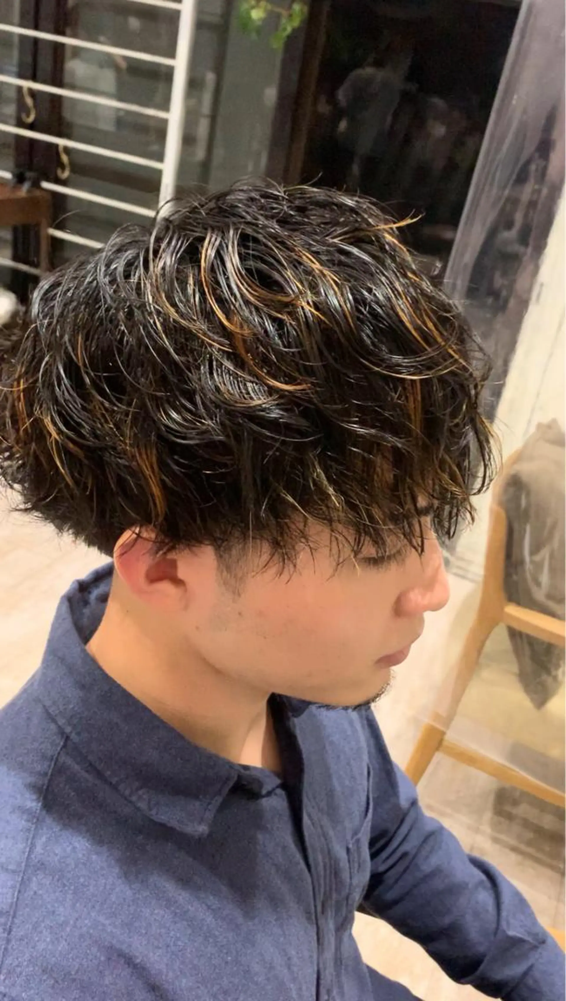 ショート パーマ メンズ メンズブリーチ センターパート フェードカット メンズハイライト メンズハイトーン メンズStylist 山根慧のヘアスタイル