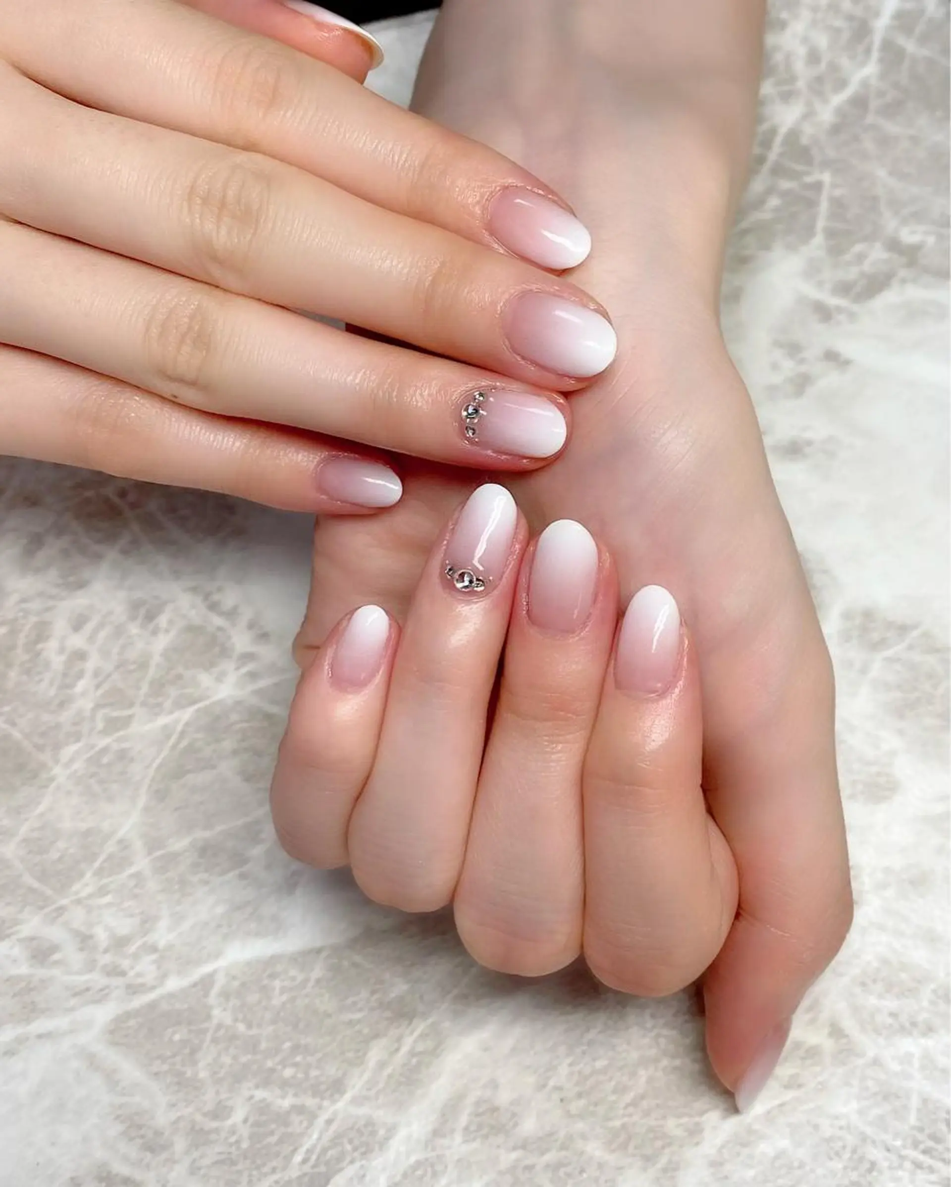 ネイル グラデーション ホワイト ハンドネイル ゆぴねいる yupinailのネイルデザイン