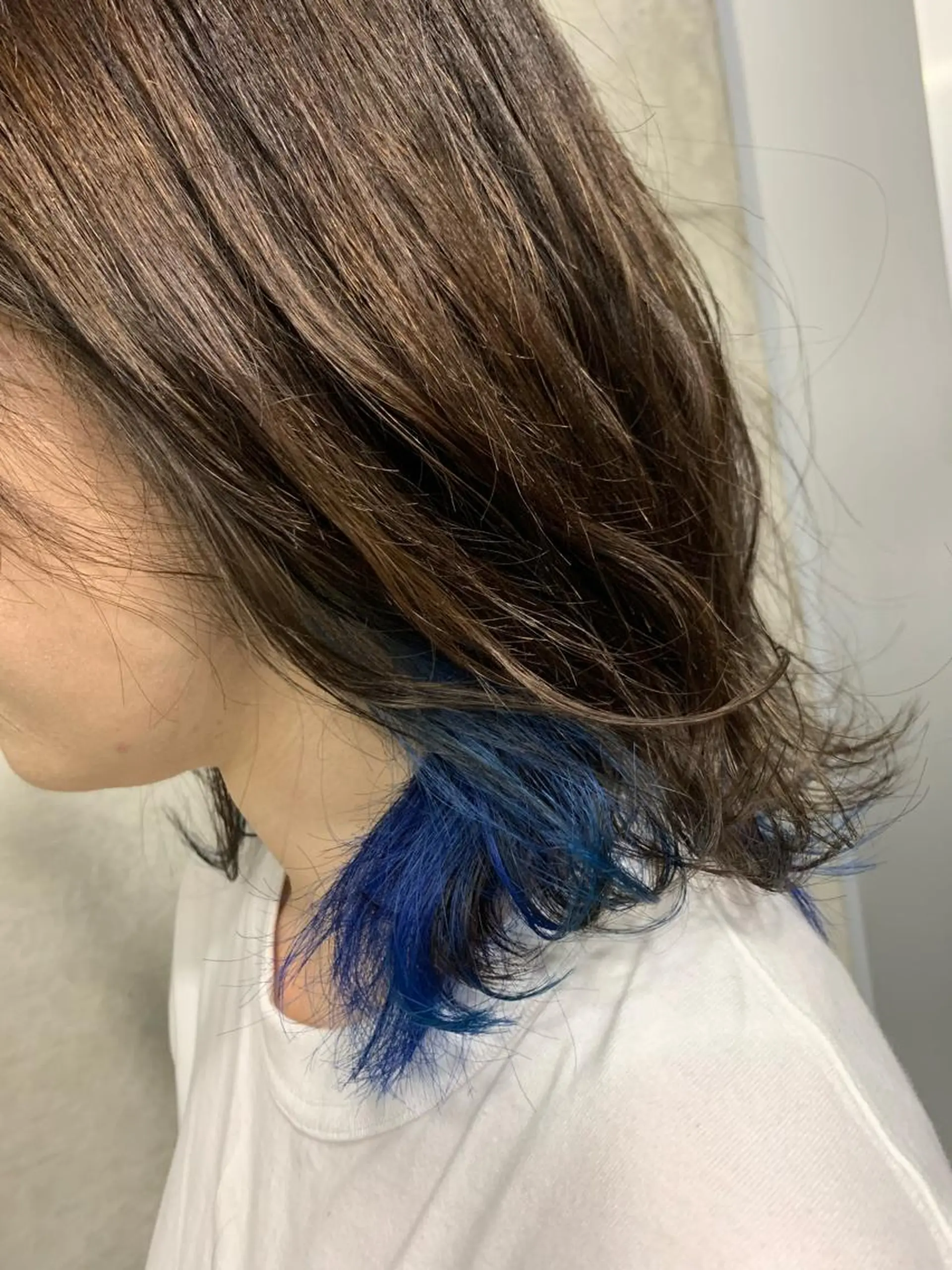 ミディアム カラー ブリーチ ブルーカラー インナーカラー 小林 美央のヘアスタイル