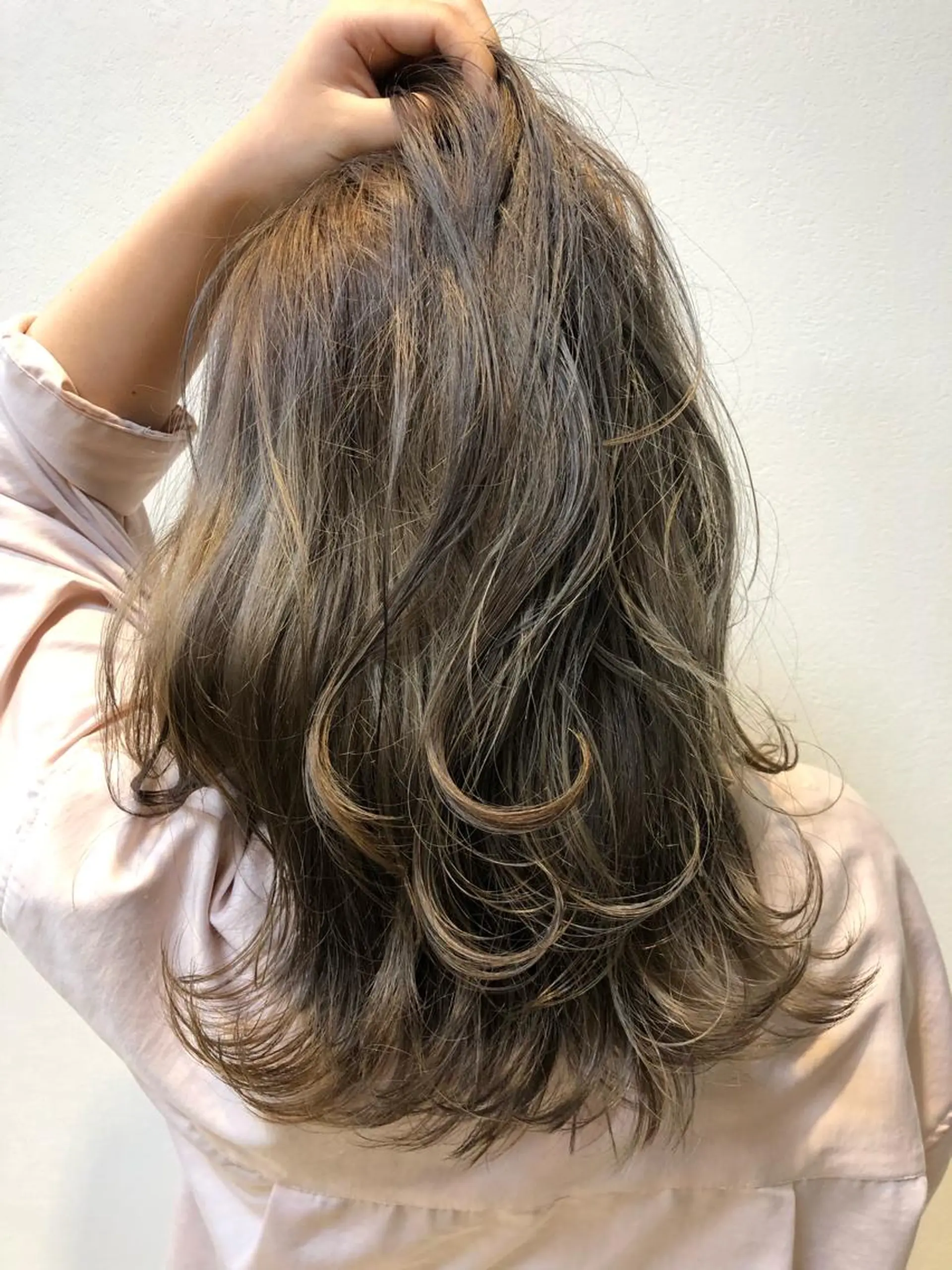 ロング カラー アディクシーカラー バレイヤージュ ベージュカラー ブリーチ シルバー 似合わせ レイヤー須川のヘアスタイル