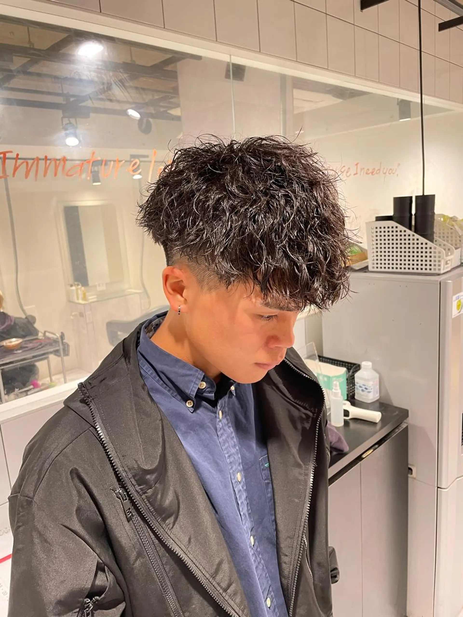 ショート カラー パーマ ヘアアレンジ メンズ アイブロウ メンズブリーチ センターパート メンズハイライト メンズハイトーン マッシュウルフ カット パーマ トリートメント ヘッドスパ ヘアセット スパイキー/フェザー /波巻き/かいとのヘアスタイル