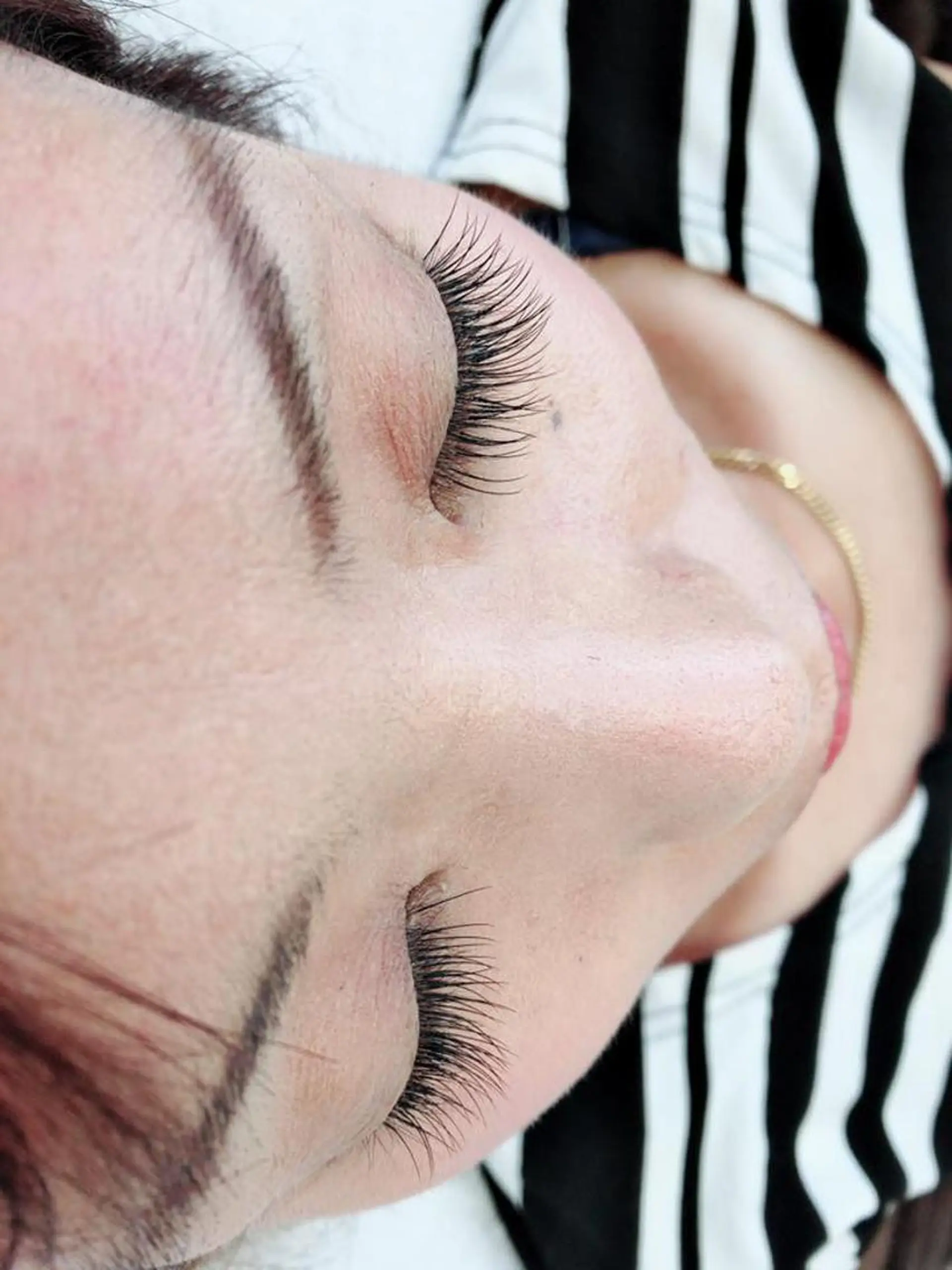 マツエク・マツパ レイヤーカット✖️ 柔らかベージュカラーのヘアスタイル