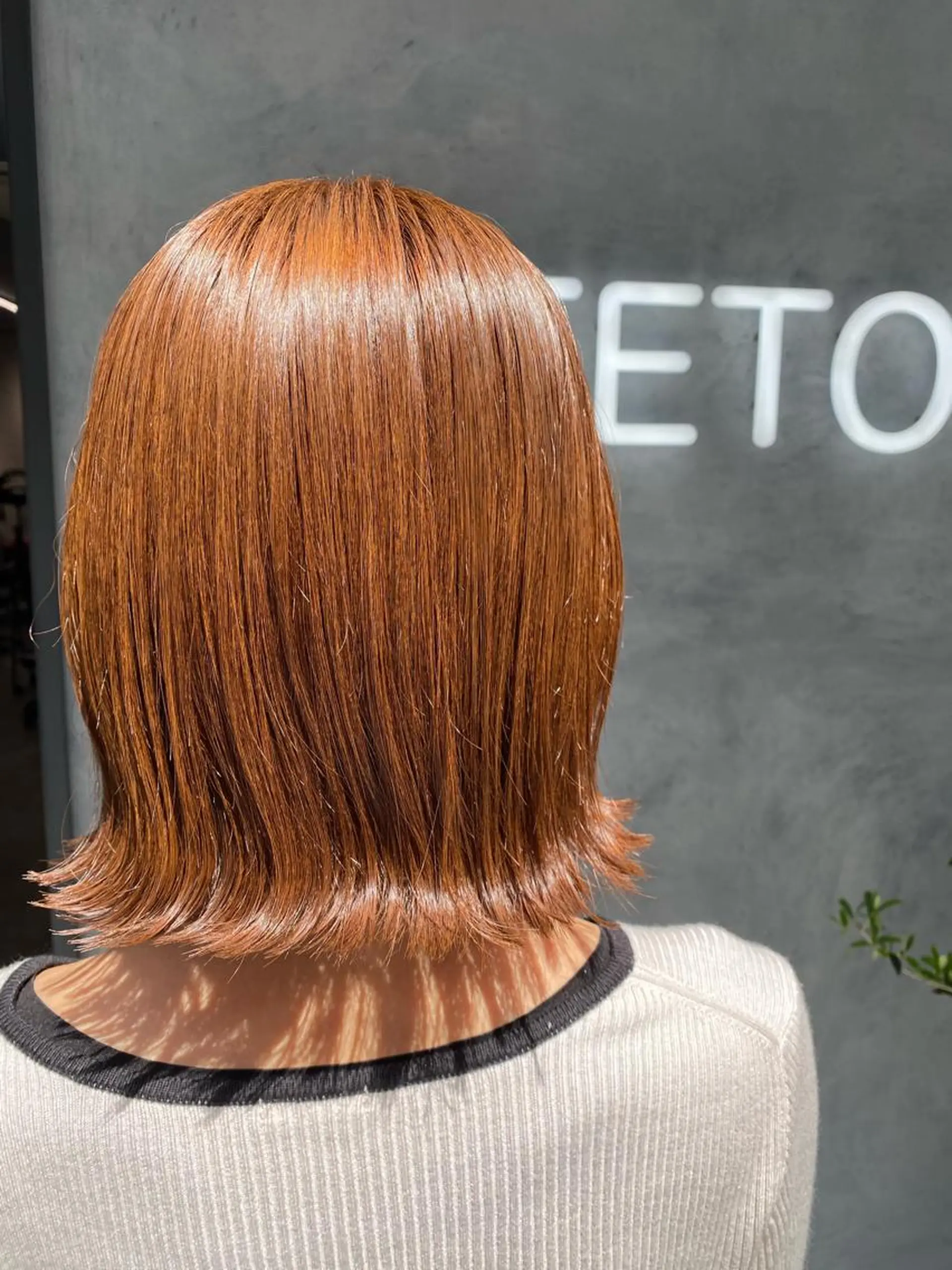 ミディアム カラー ブリーチ ブリーチなしカラー オレンジ 外ハネヘア SHOTA 大人ショートのヘアスタイル