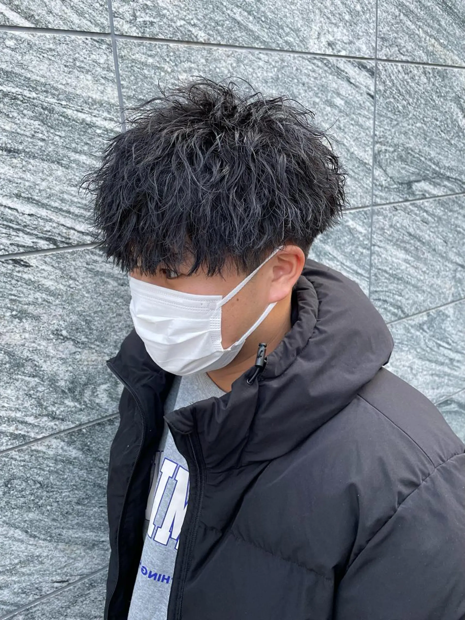 ショート カラー パーマ ヘアアレンジ メンズ ネイル アイブロウ アップバング センターパート メンズハイトーン マッシュウルフ マッシュ カット パーマ トリートメント ヘッドスパ ヘアセット スパイキー/フェザー /波巻き/かいとのヘアスタイル