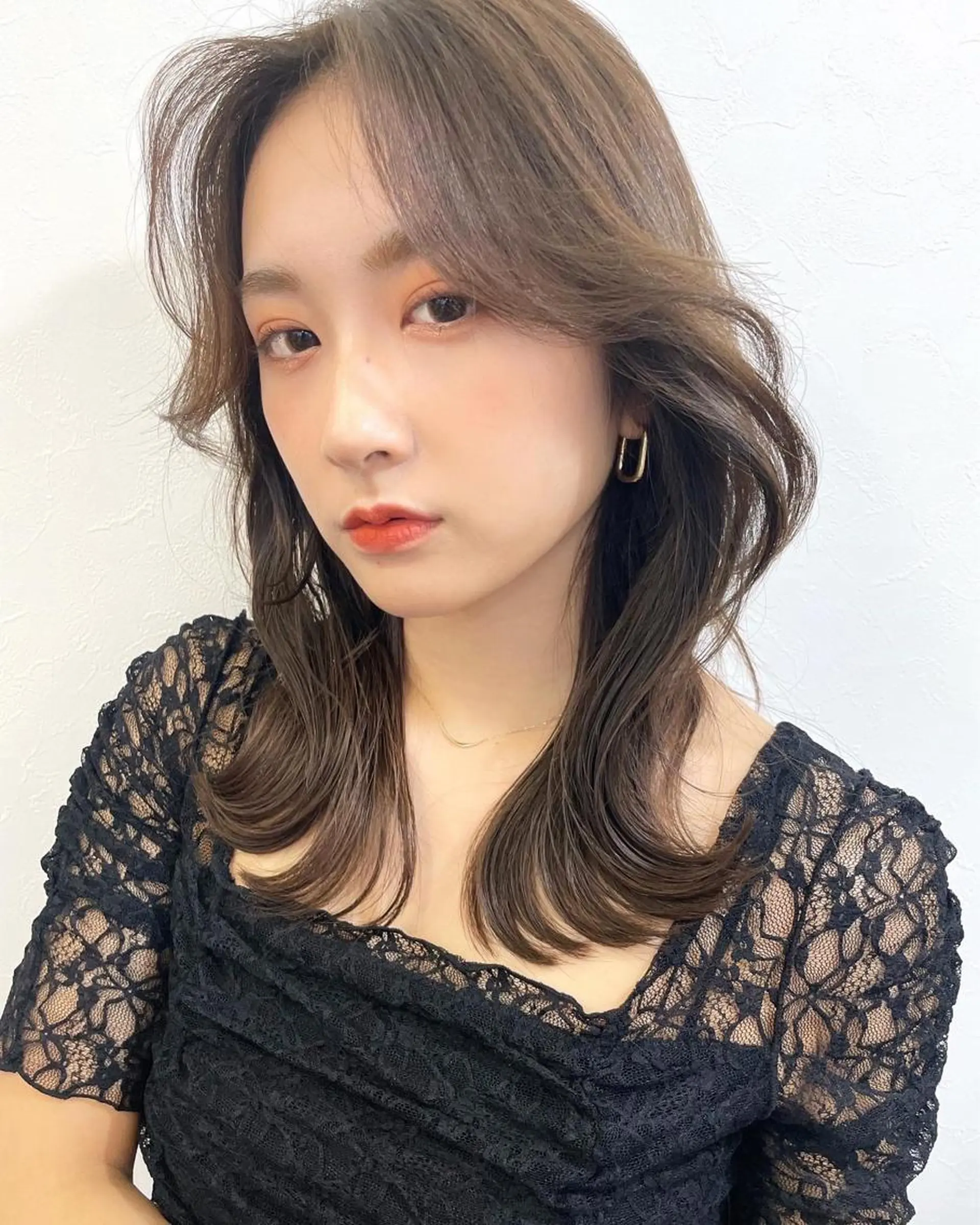 ミディアム レイヤーカット、 大人可愛い　中村美羅のヘアスタイル