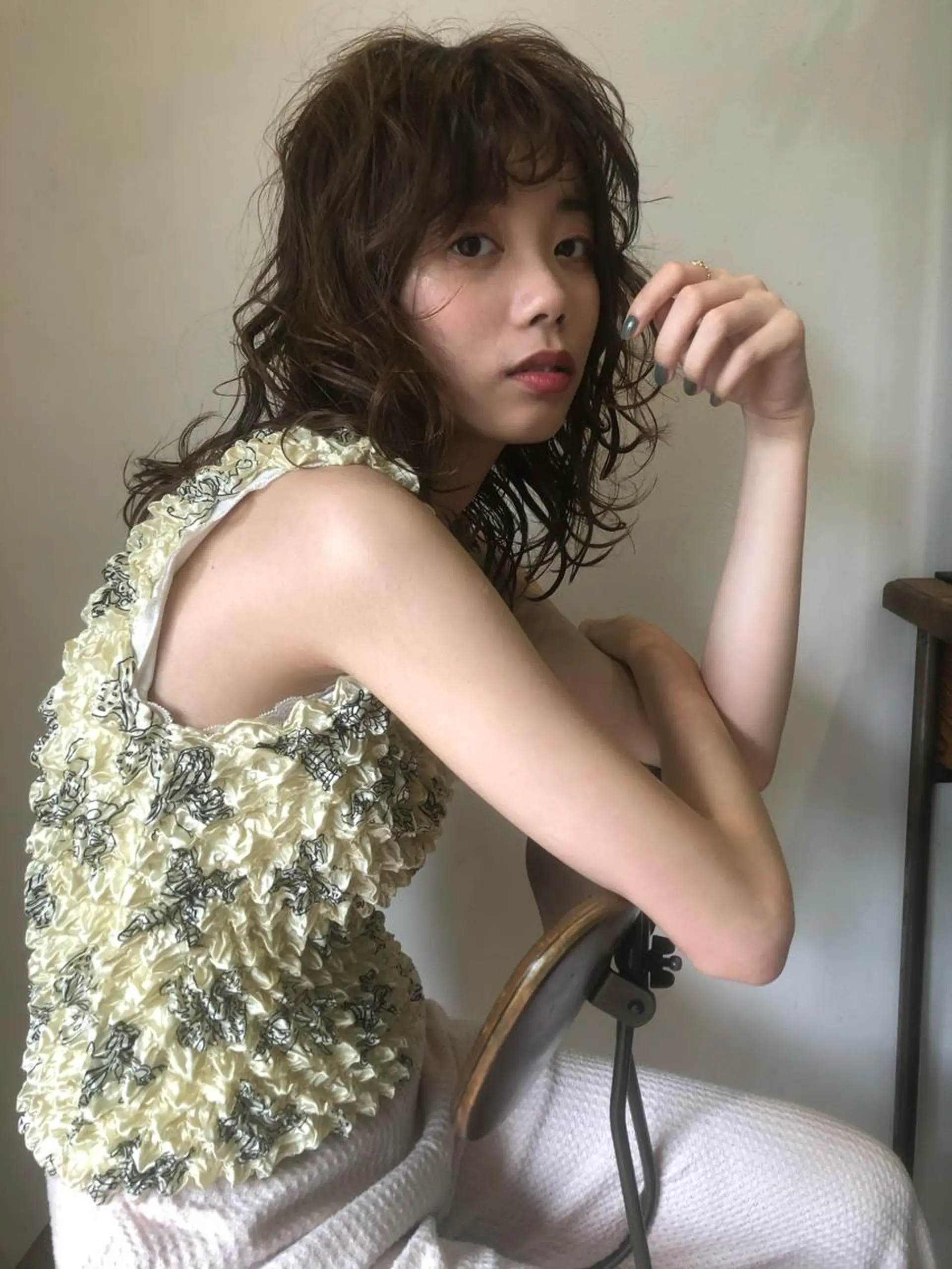 ミディアム カラー パーマ カット 大人girly🛋️ 🤍yukakoのヘアスタイル