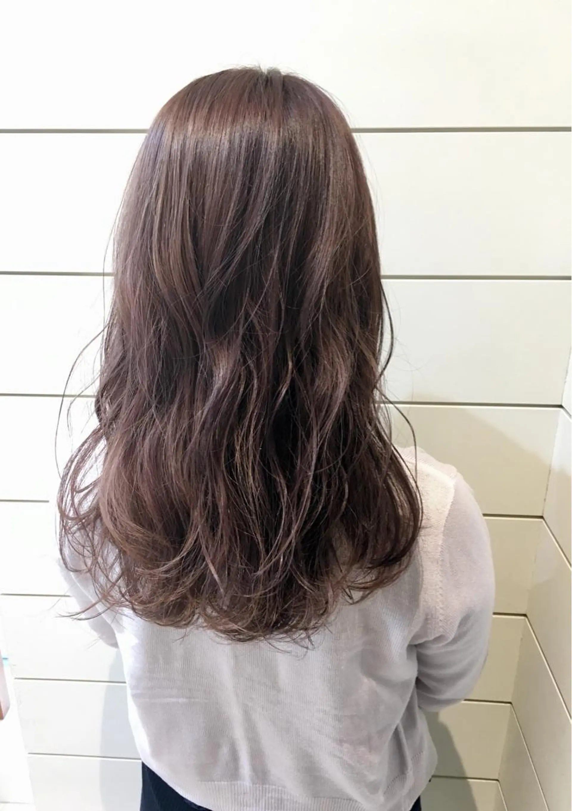 ロング カラー ブリーチ グレージュ ピンクカラー 鍵山 千秋のヘアスタイル