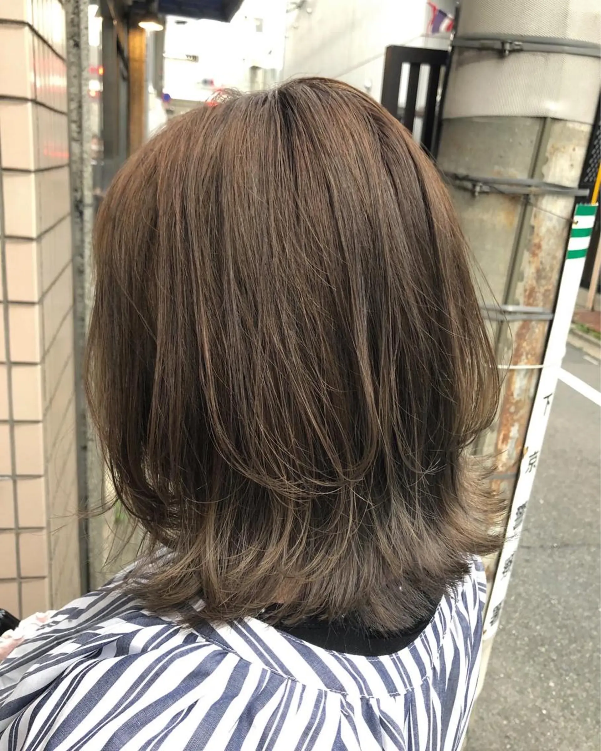 ミディアム カラー ベージュカラー ハイライトカラー ハイトーンカラー ハイトーンベージュ ハイライト カット ヘアカラー 西村 有紗のヘアスタイル