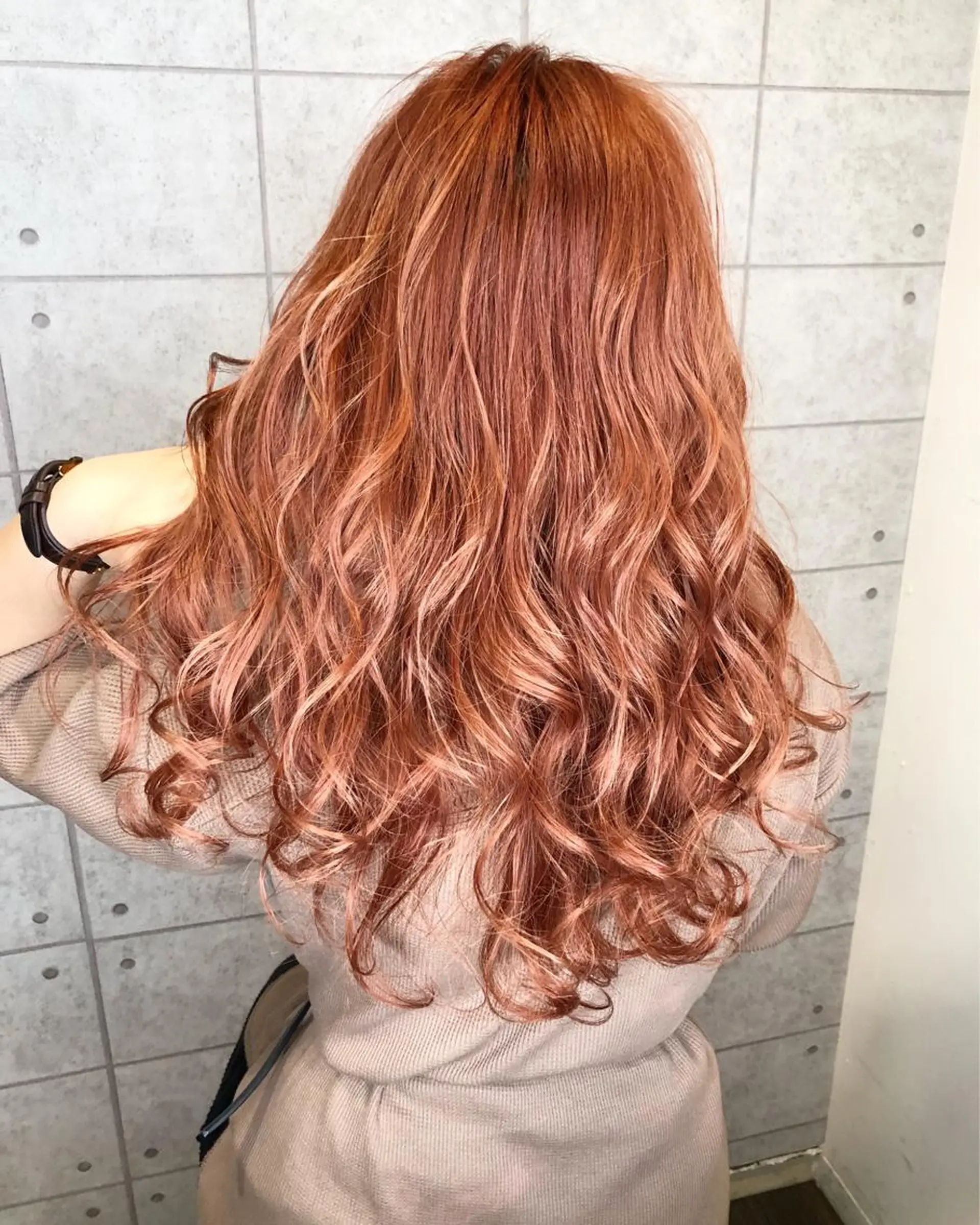 セミロング カラー ベージュカラー オレンジ オレンジベージュ 西本 夏美のヘアスタイル