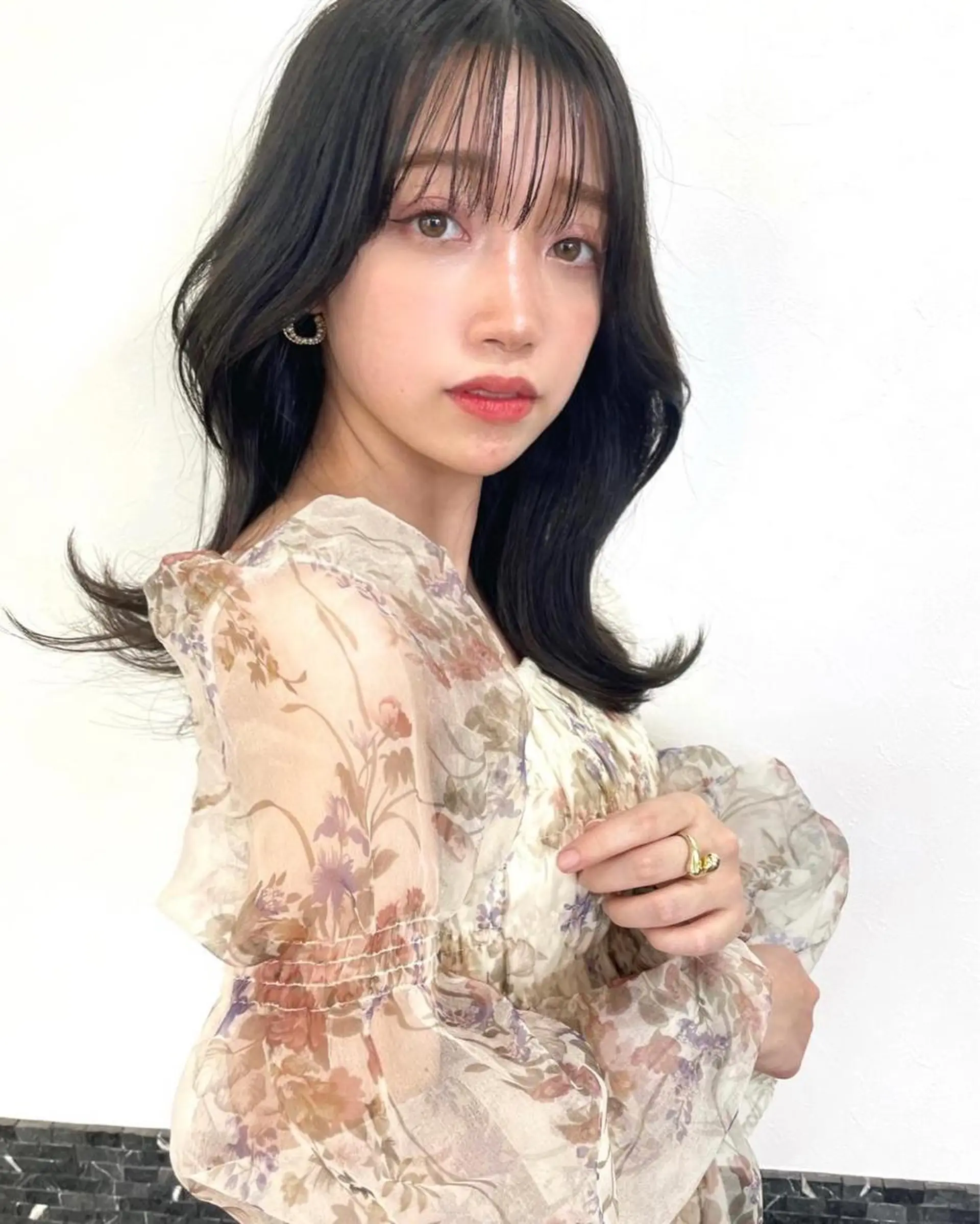 ミディアム レイヤーカット、 大人可愛い　中村美羅のヘアスタイル