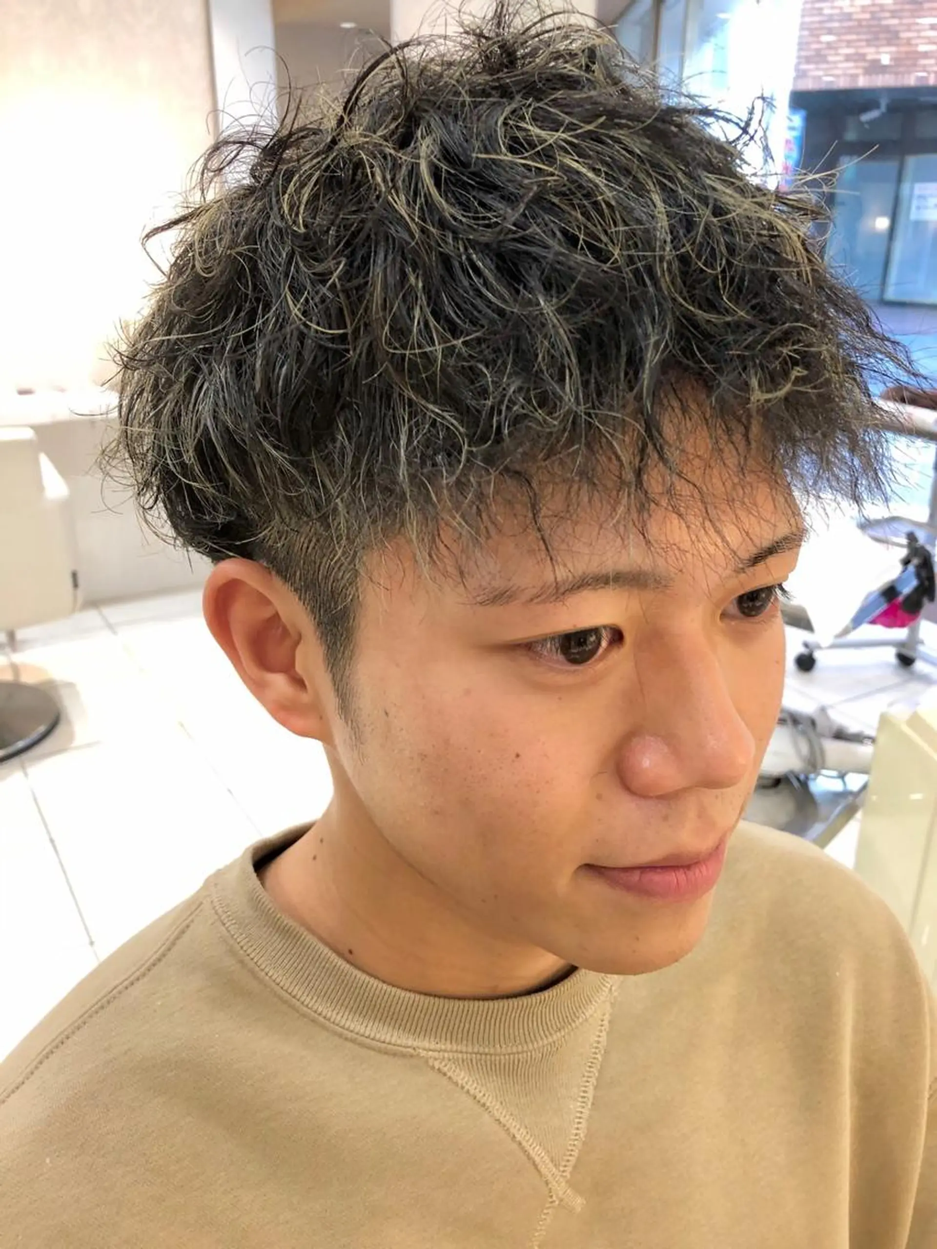 メンズ メンズハイライト メンズパーマ メンズツイストパーマ ツイストパーマ カット ヘアカラー パーマ 神田 澪史のヘアスタイル