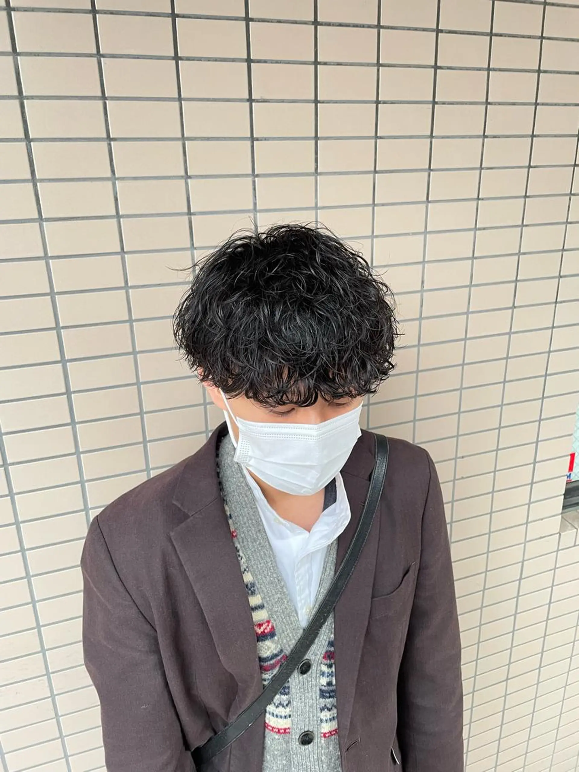 ショート カラー パーマ ヘアアレンジ メンズ アイブロウ メンズブリーチ センターパート メンズハイライト メンズハイトーン マッシュウルフ カット パーマ トリートメント ヘッドスパ ヘアセット スパイキー/フェザー /波巻き/かいとのヘアスタイル