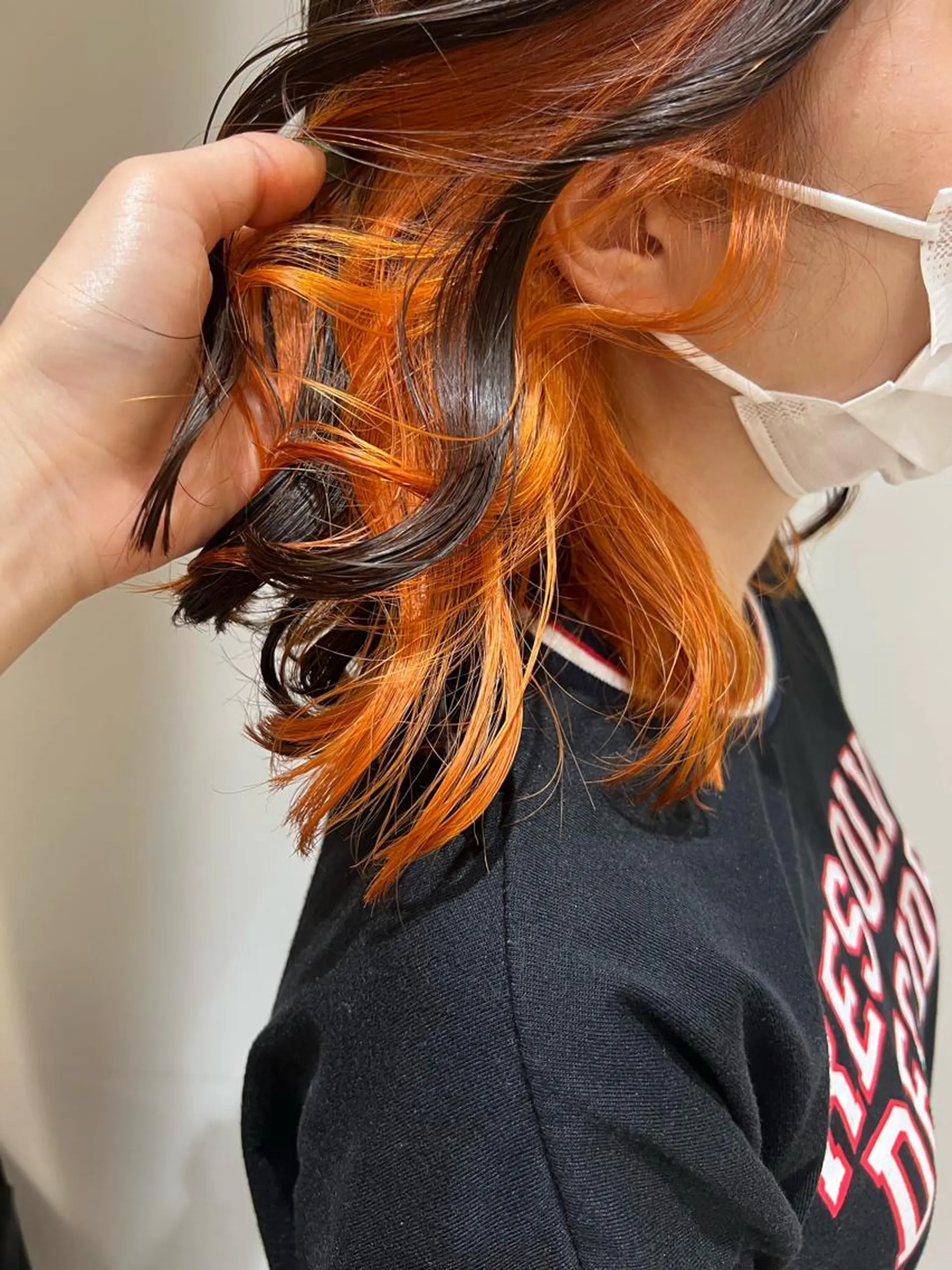 ミディアム カラー ヘアアレンジ ブリーチ インナーカラー オレンジ 暗髪カラー🫐パーマ おくだりんかのヘアスタイル