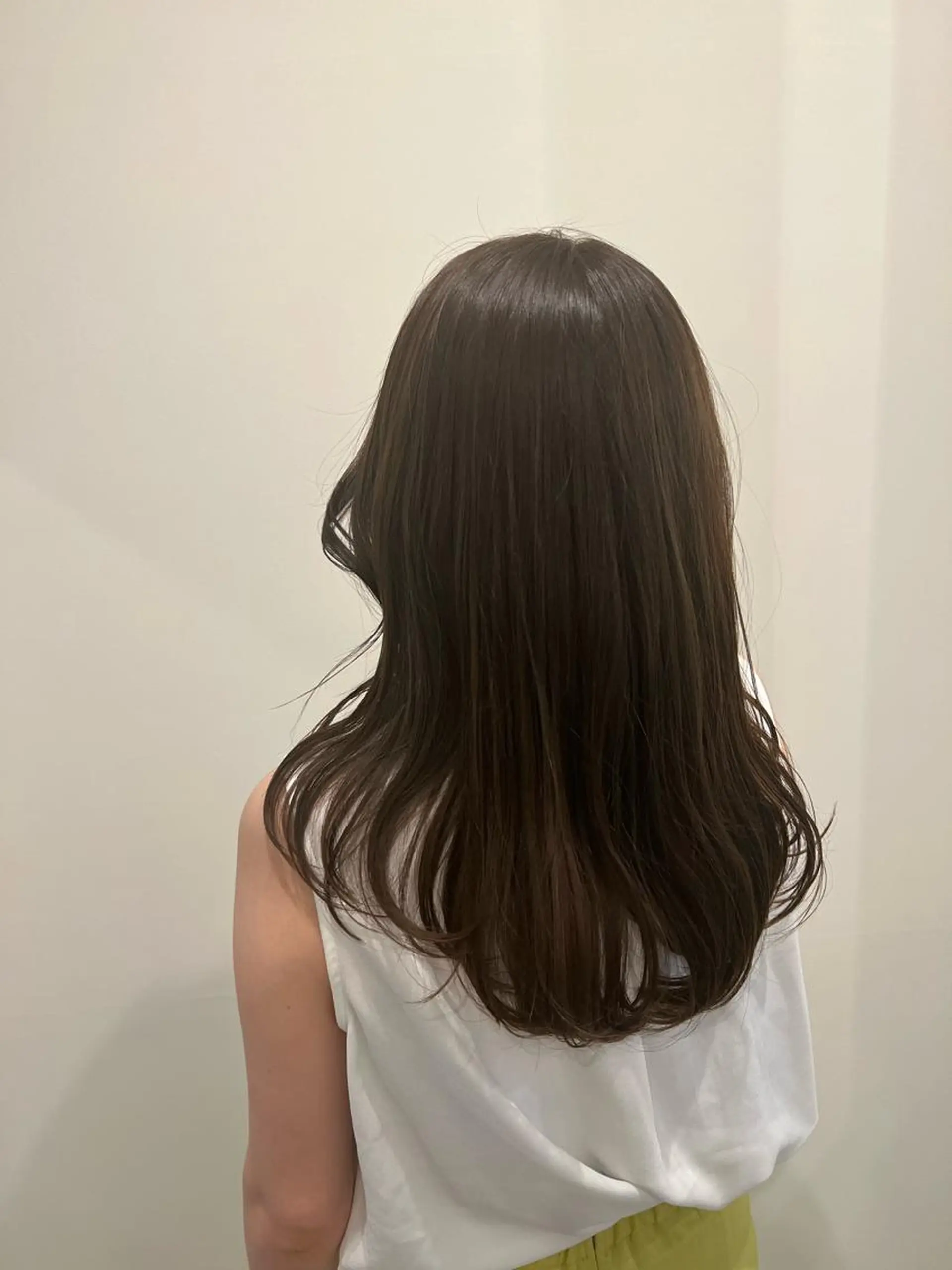 セミロング カラー ベージュカラー オリーブベージュ カット ヘアカラー 工藤 梨花のヘアスタイル