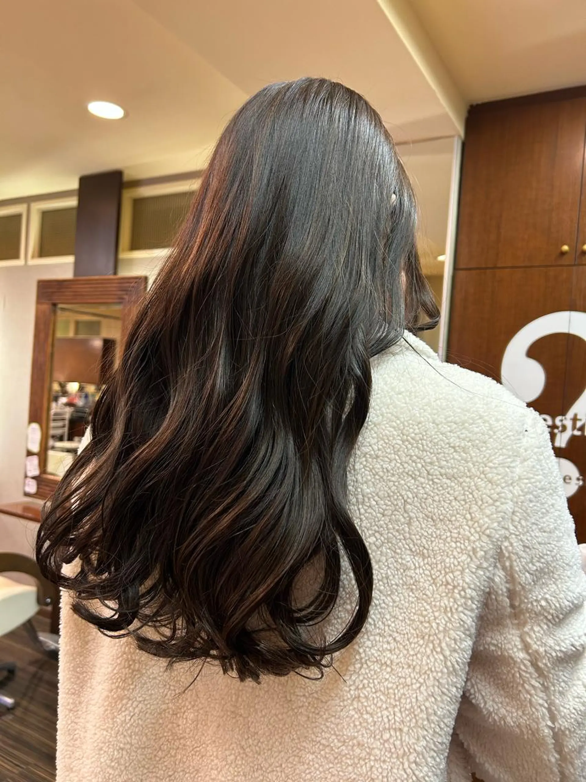 セミロング カラー ヘアカラー トリートメント 山崎 絵莉香のヘアスタイル