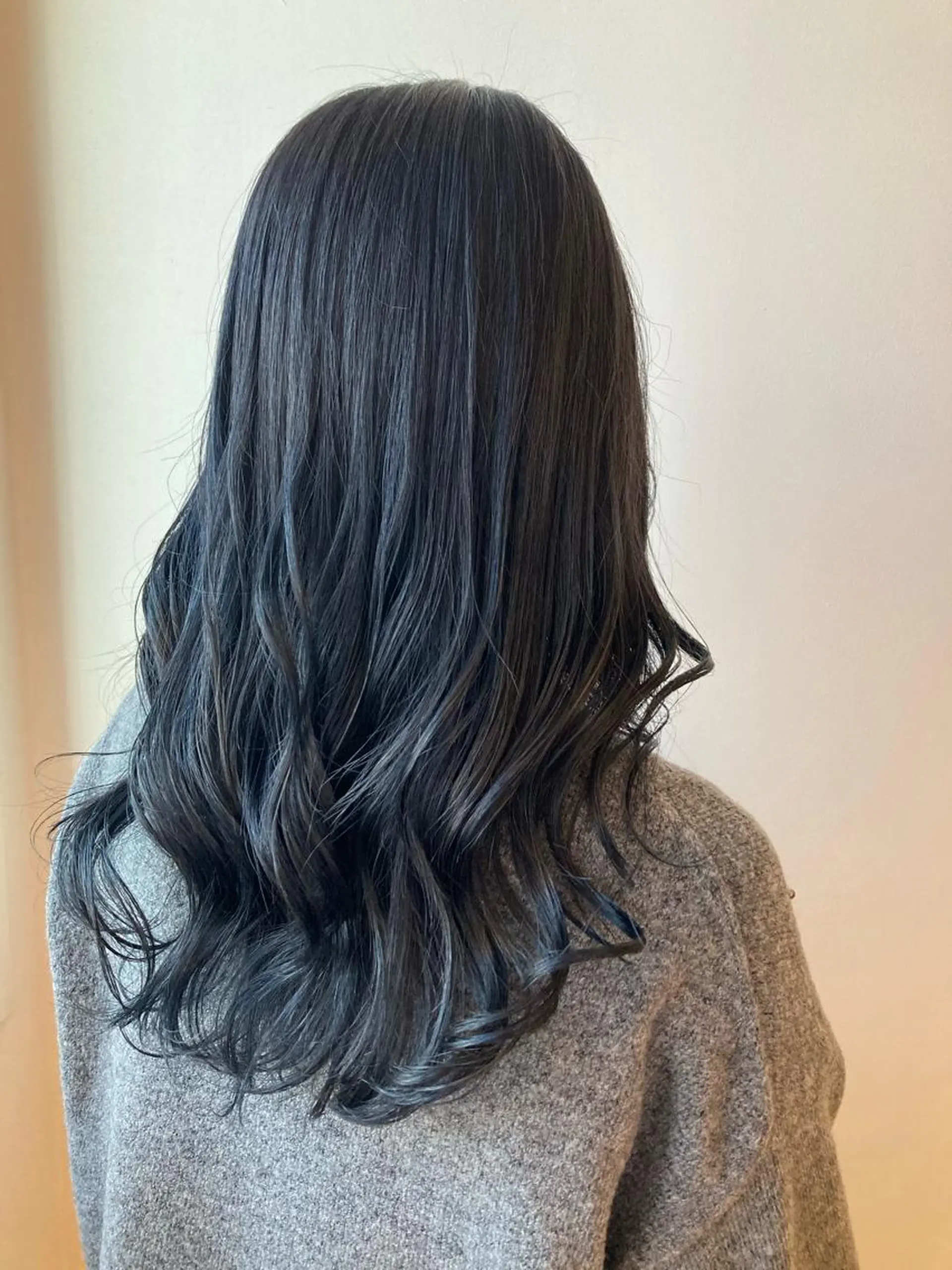 ロング カラー ブルーカラー ブルーグレー 尾籠 美幸 （オゴモリ ミユキ）のヘアスタイル