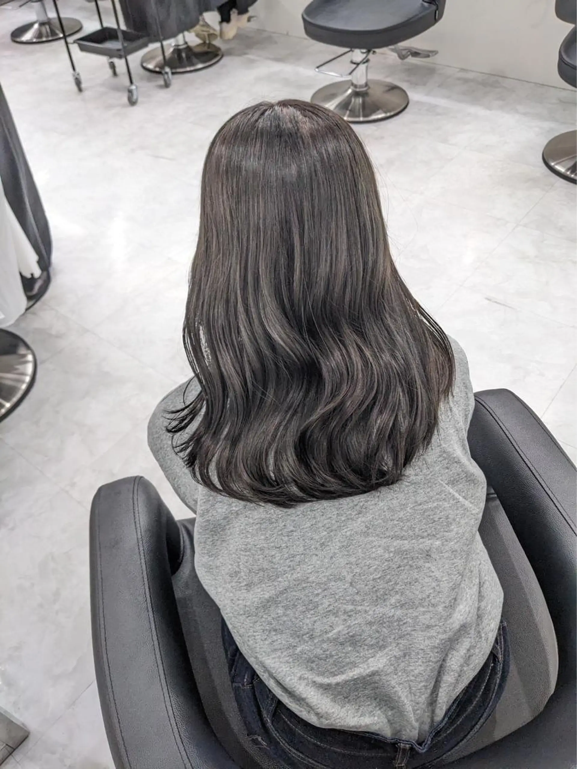 ロング カラー 透明感カラー グレージュ 🩶ブリーチなし💜 ニュアンス🍐のヘアスタイル