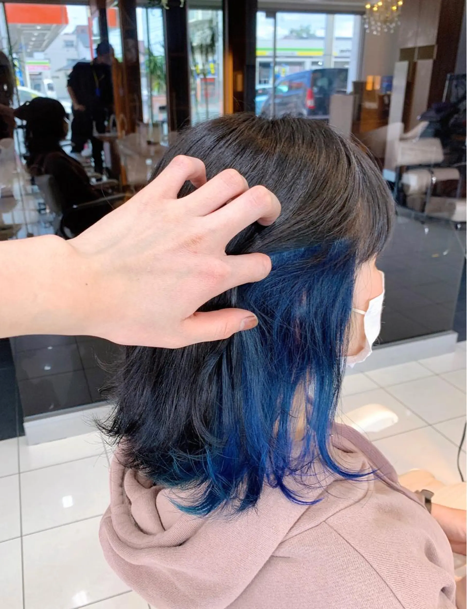 ミディアム カラー アッシュ ブルーカラー インナーカラー 脱白髪染め美容師 竹内涼乃のヘアスタイル