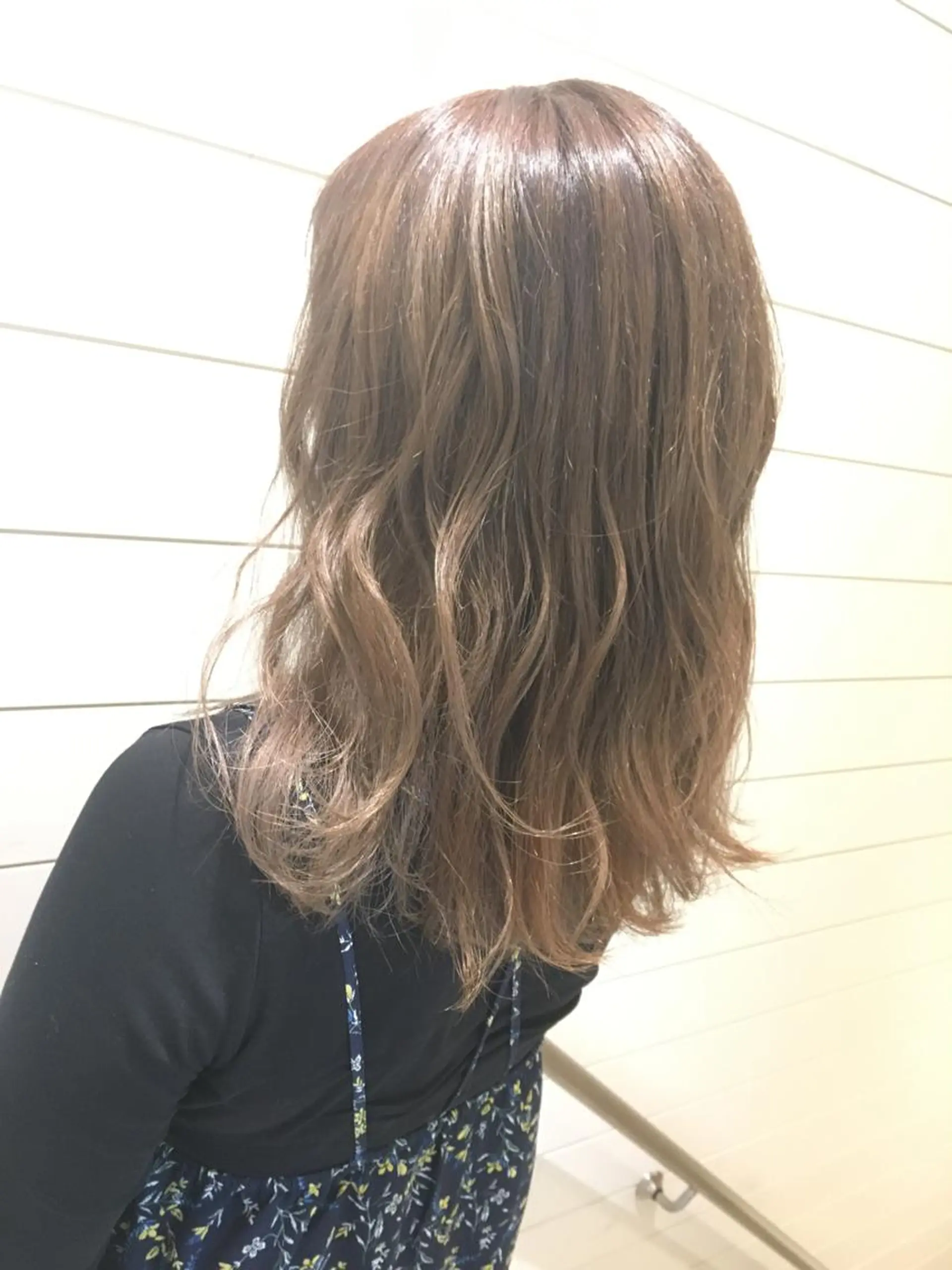 セミロング カラー アッシュ アッシュグレー 鍵山 千秋のヘアスタイル