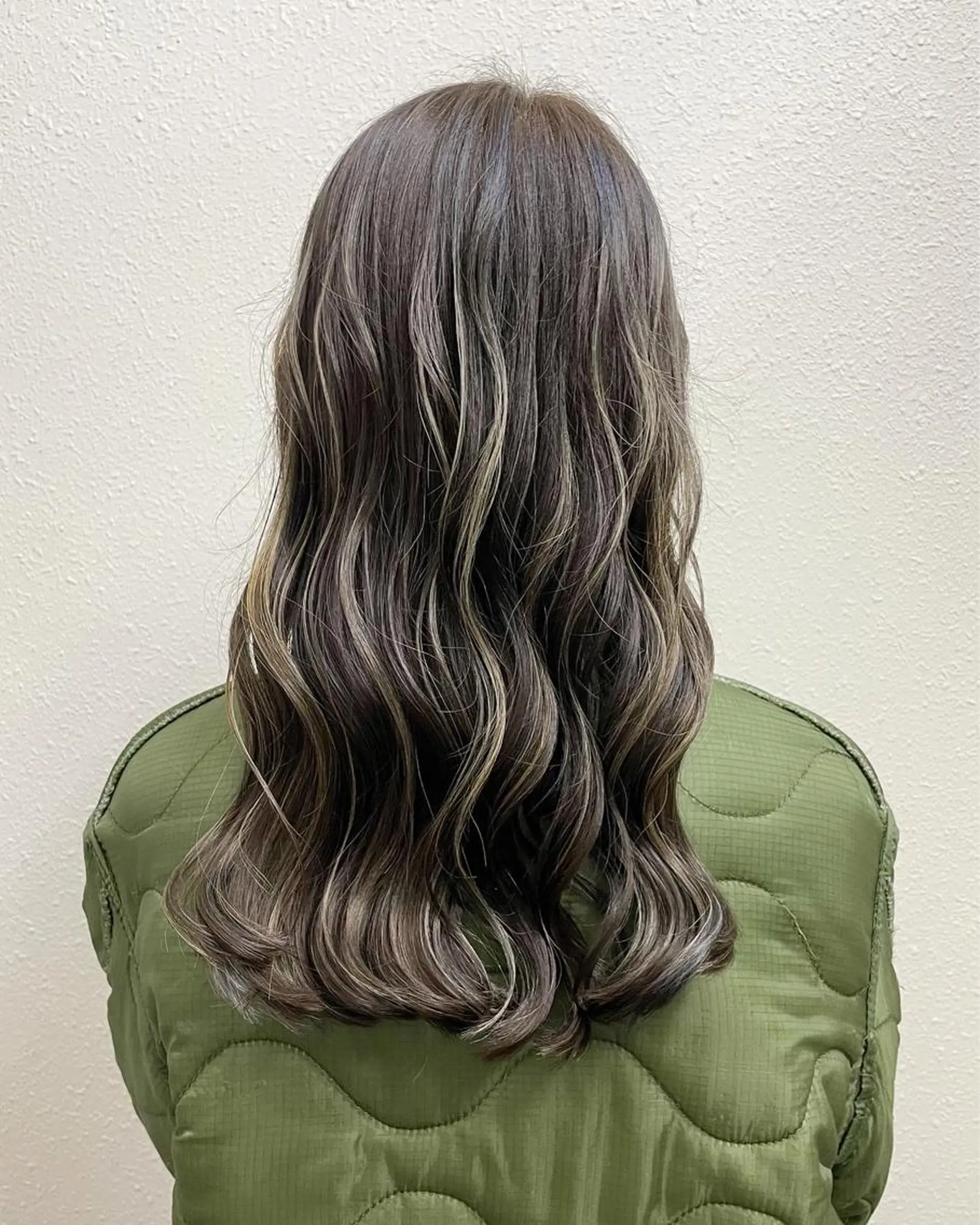 ロング カラー アッシュ アッシュグレー アッシュグレージュ バレイヤージュ ベージュカラー 髪質改善 M3D aurum 下北沢【アウルム】所属・グレージュ💎 神戸孝哉のヘアスタイル