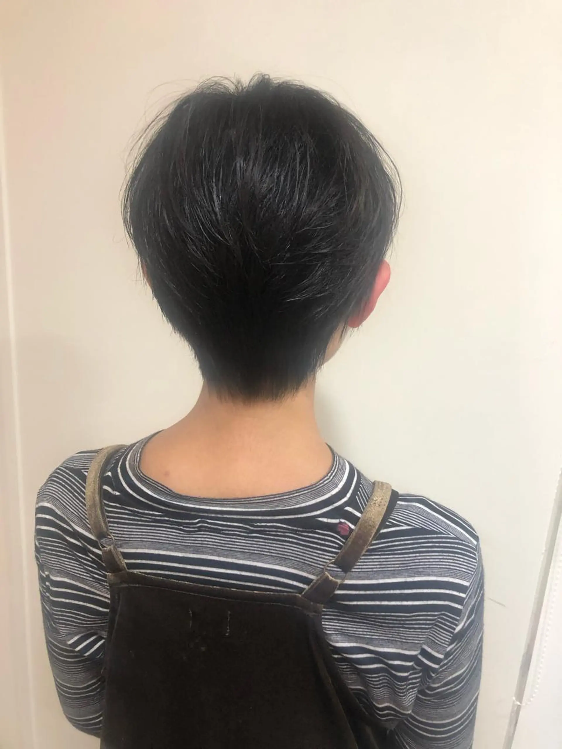 ショート MIOベージュカラー 柔らかいカラーのヘアスタイル