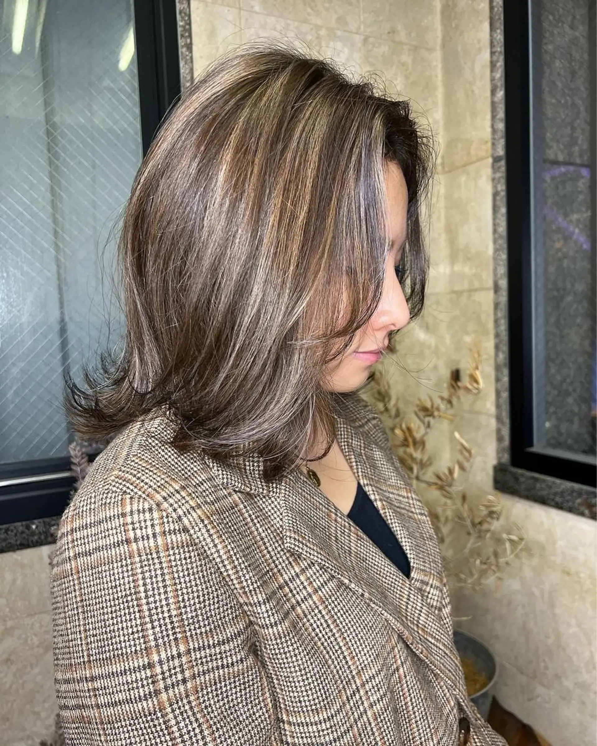 ミディアム カラー ヘアアレンジ ハイライトカラー ハイライト 🌟小顔レイヤー× 赤み消し透明感カラーのヘアスタイル