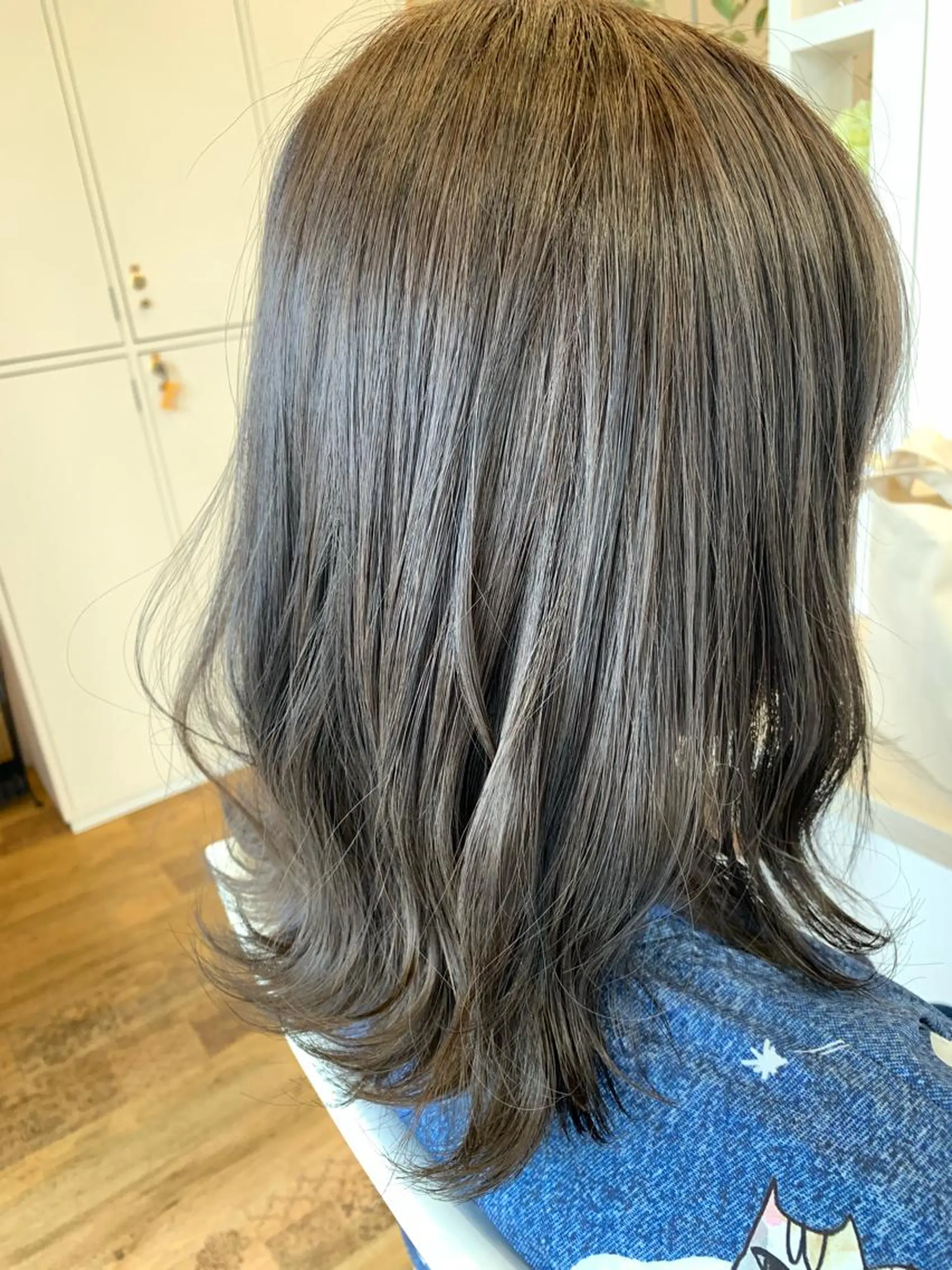 セミロング カラー アッシュ アッシュグレー ブリーチ 工藤 萌香のヘアスタイル