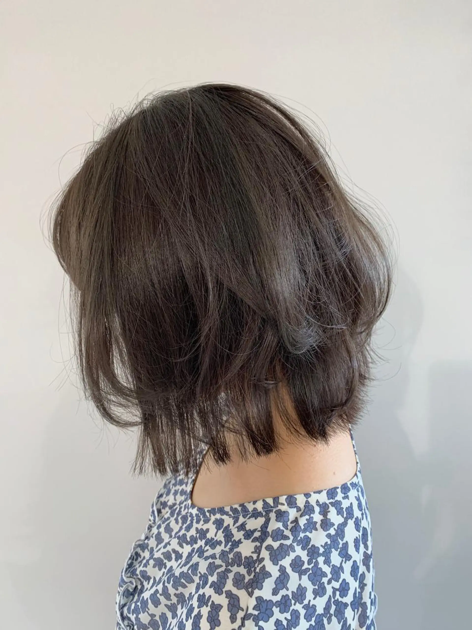 ミディアム カラー パーマ ヘアアレンジ ボブレイヤー アッシュ ベージュカラー ボブ レイヤーカット 加藤 綾華のヘアスタイル