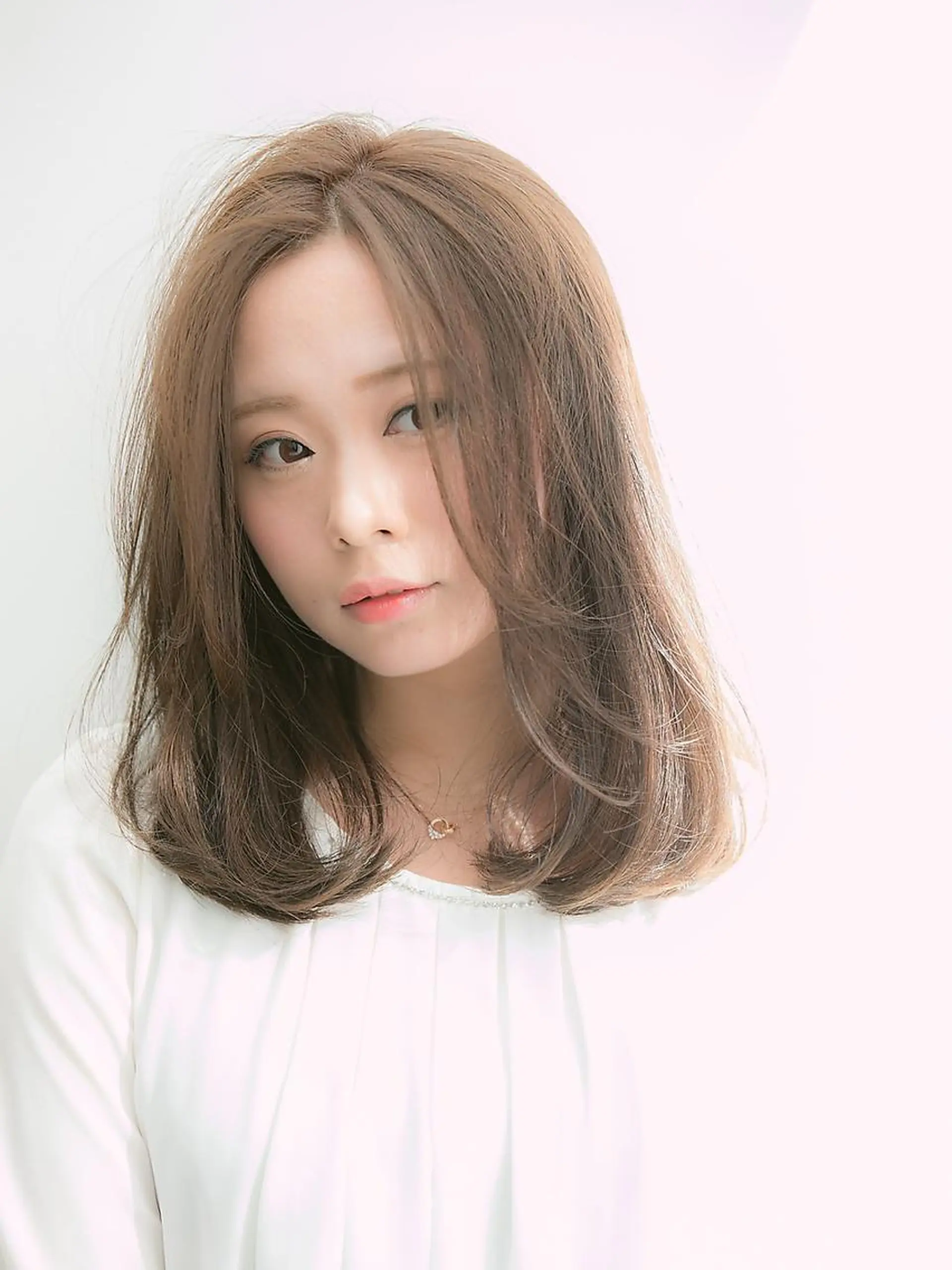 セミロング 【広尾/恵比寿】 カットカラーのヘアスタイル