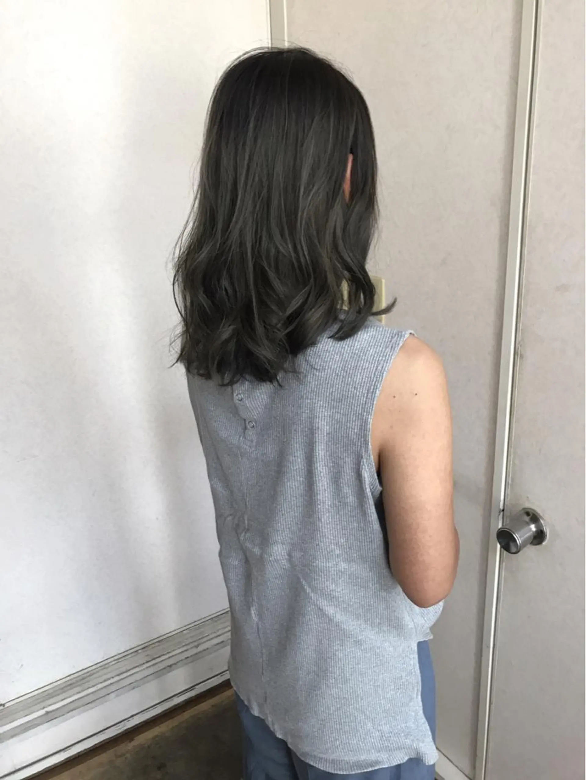 ミディアム カラー パーマ アッシュ バレイヤージュ グラデーションカラー ハイライトカラー 外国人風カラー ヘアカラー 三輪 太一のヘアスタイル