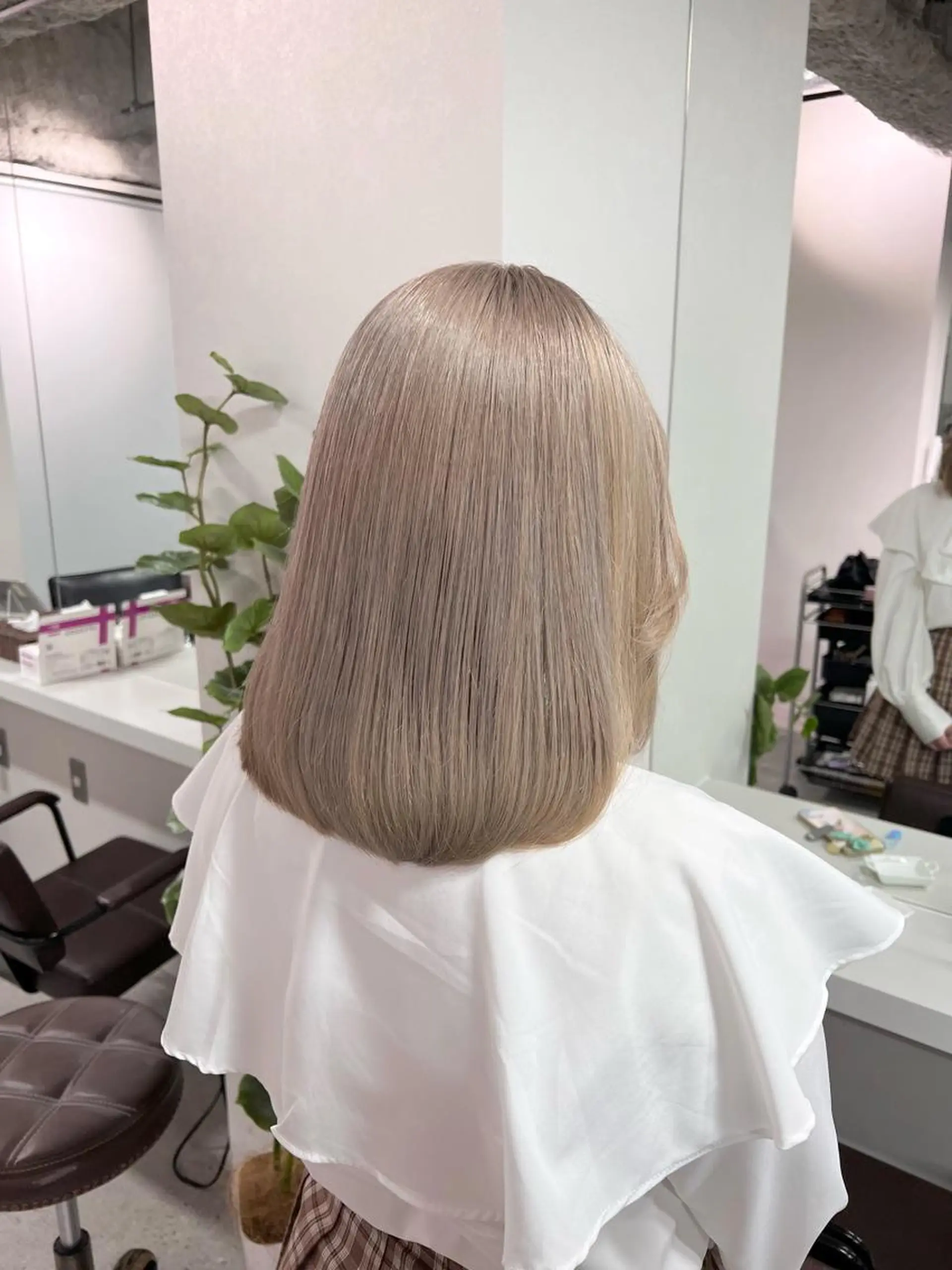 ショート カラー ベージュカラー nailist mana𖤐´-のネイルデザイン