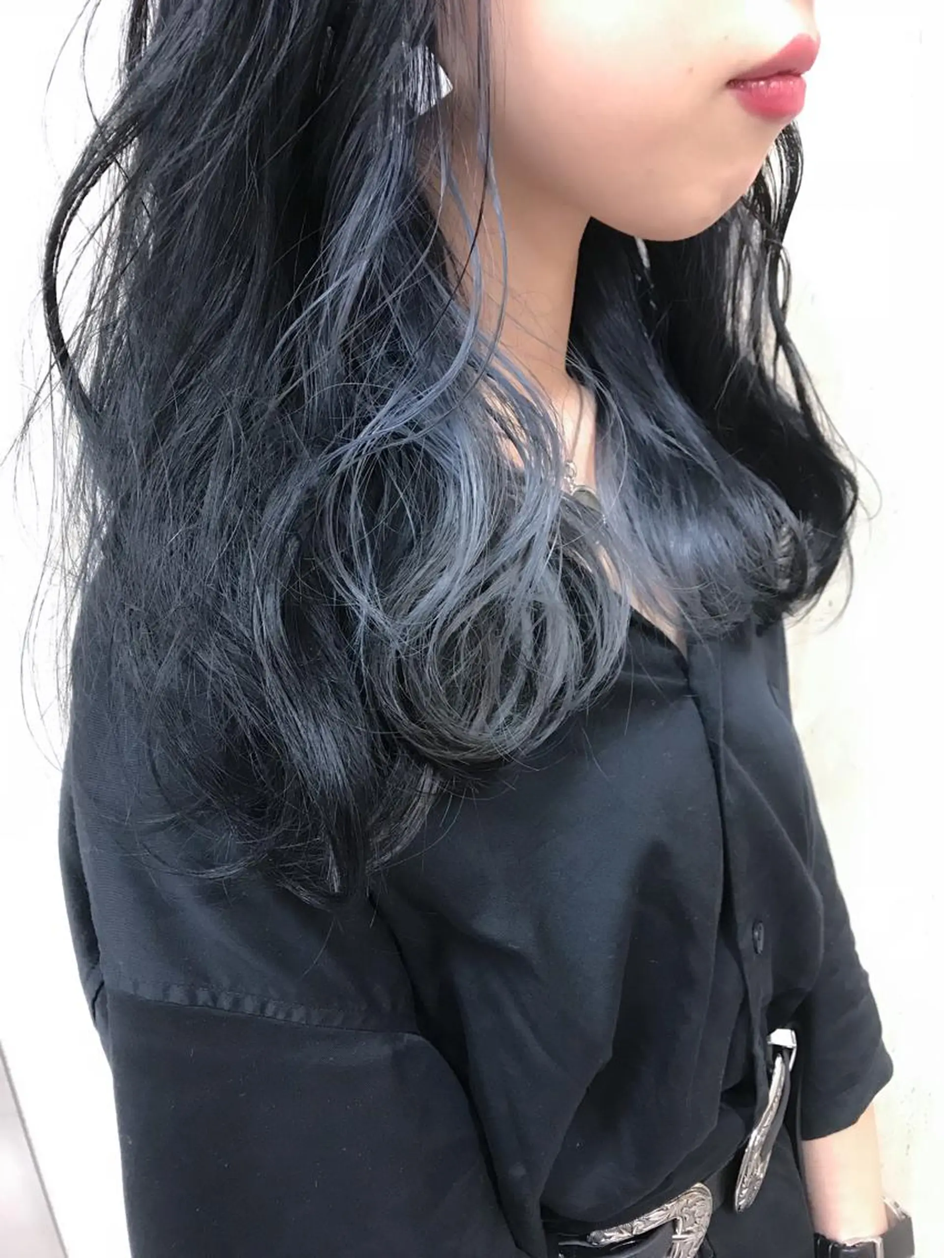 セミロング カラー 黒髪 ブリーチ ブルーカラー ブルーブラック インナーカラー カット ヘアカラー BOX mico.のヘアスタイル