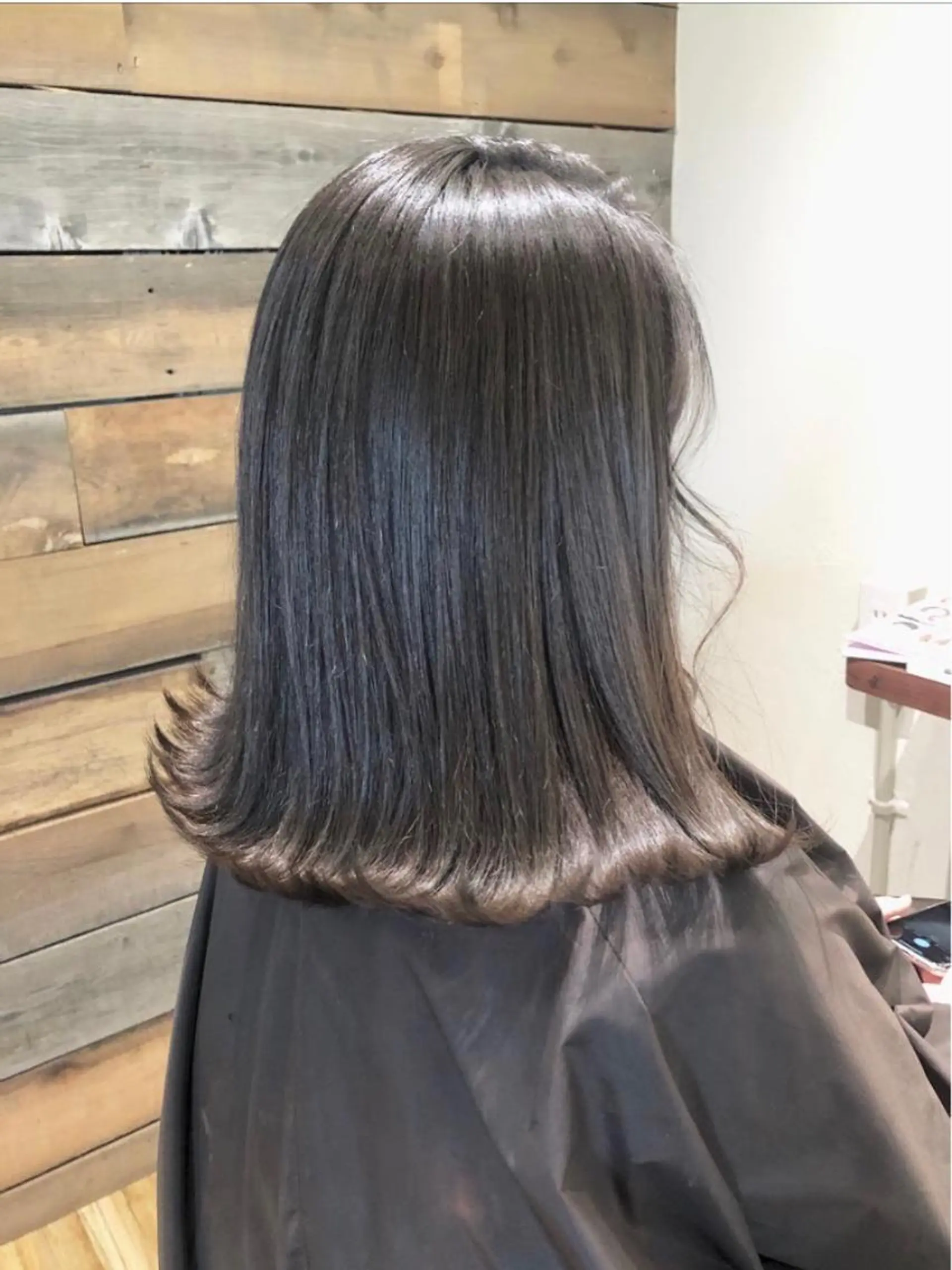 ミディアム カラー グレージュ カット ヘアカラー 梅山 美侑のヘアスタイル