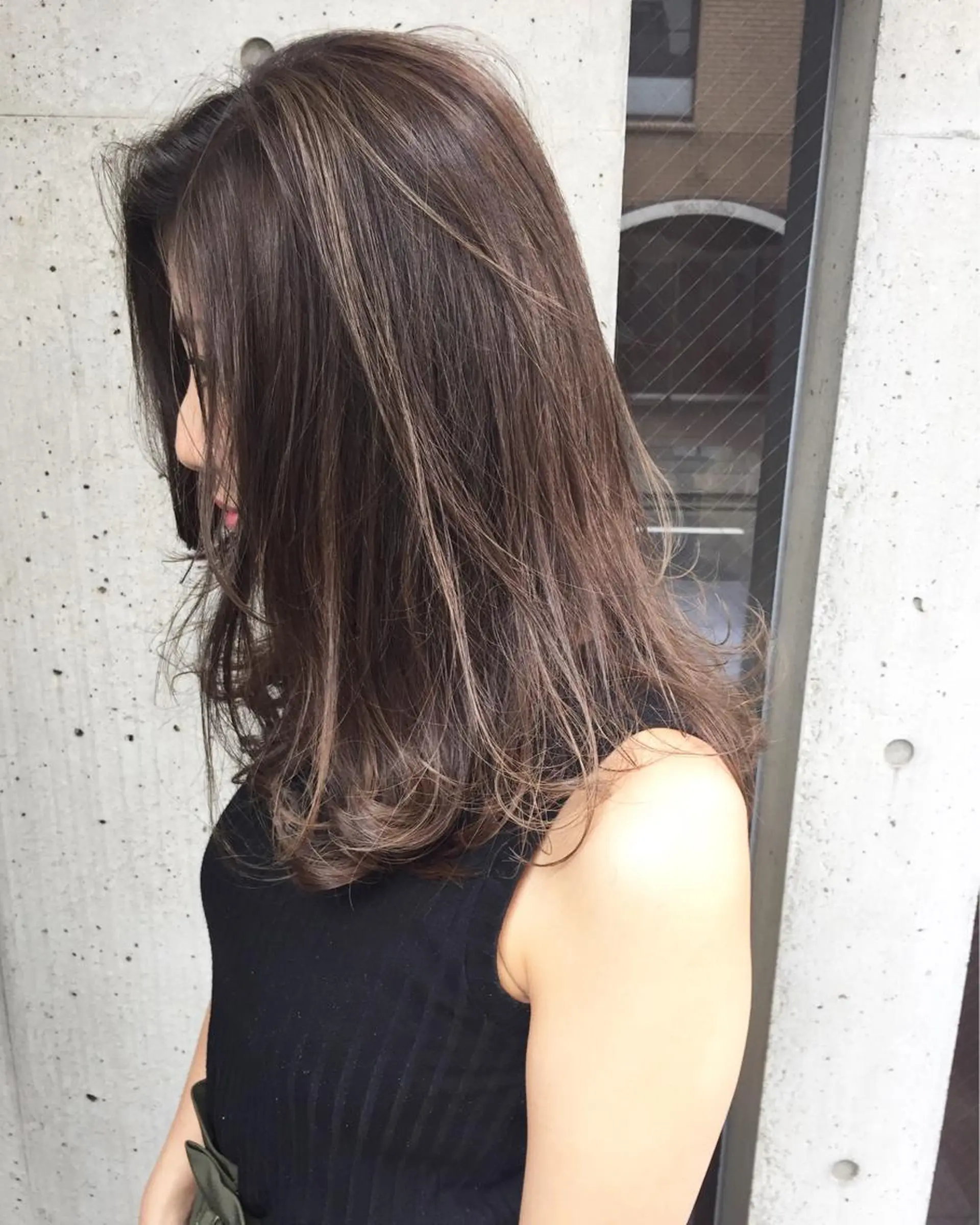 ミディアム カラー パーマ ヘアアレンジ メンズ ネイル マツエク・マツパ メンズハイライト グレージュ ハイライトカラー ハイライト 韓国風×透明感カラー 髪質改善オタベシンヤのヘアスタイル