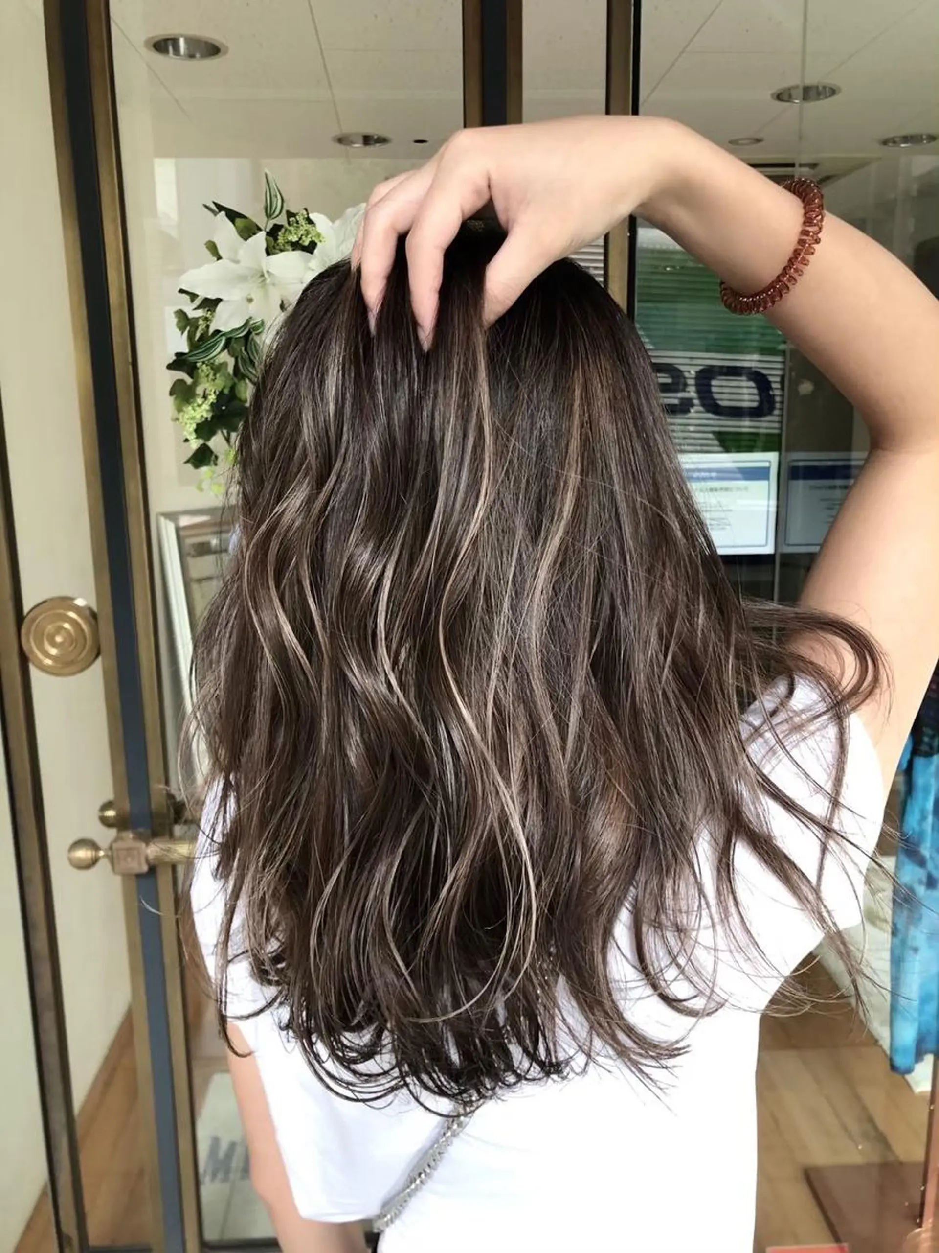 カラー アディクシーカラー バレイヤージュ 黒髪 ブリーチ ダブルカラー カット ヘアカラー _WHITE鳳店 アンダーバーホワイトのヘアスタイル