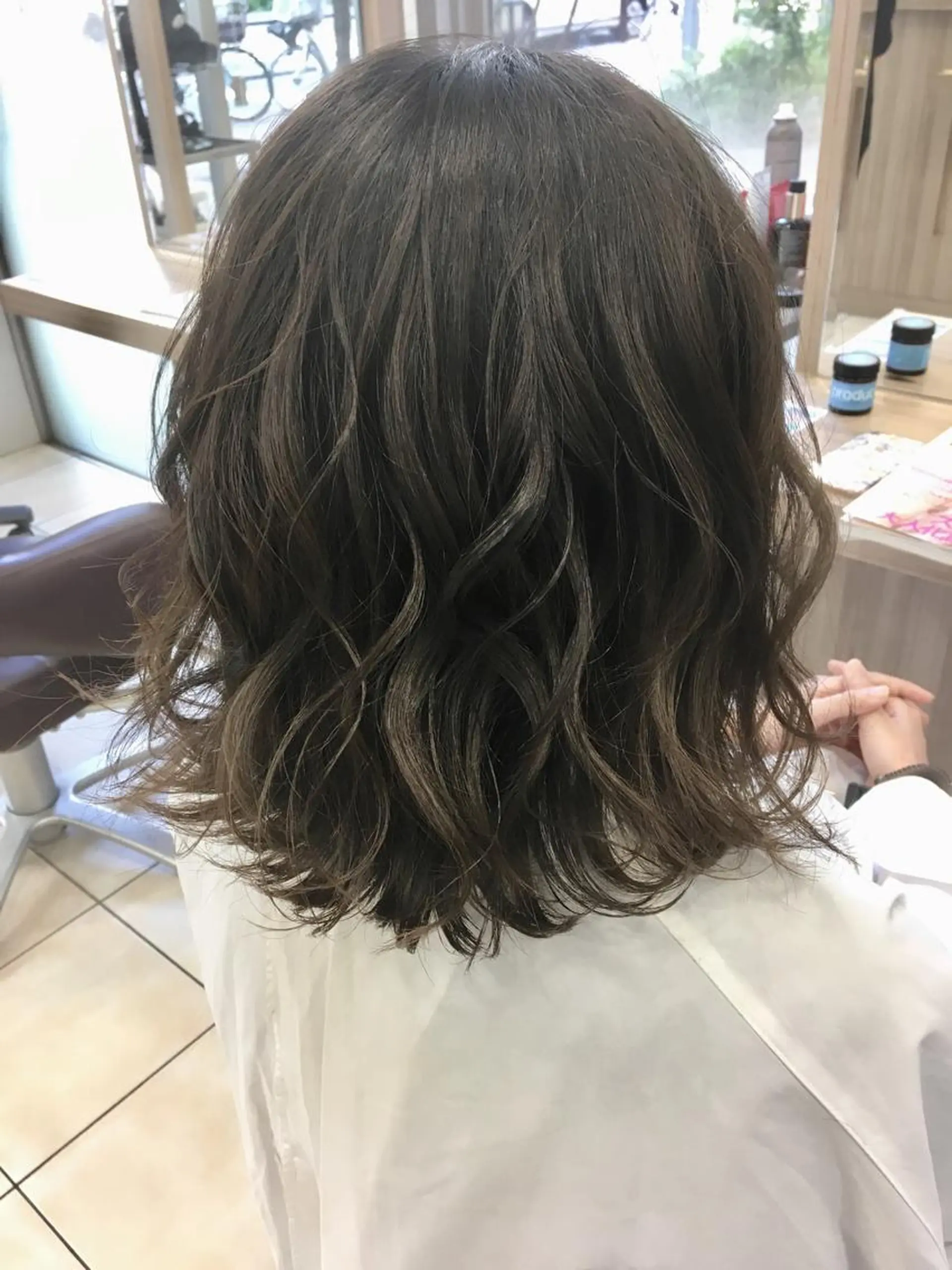 ミディアム カラー ダークグレー 小島 仁美のヘアスタイル