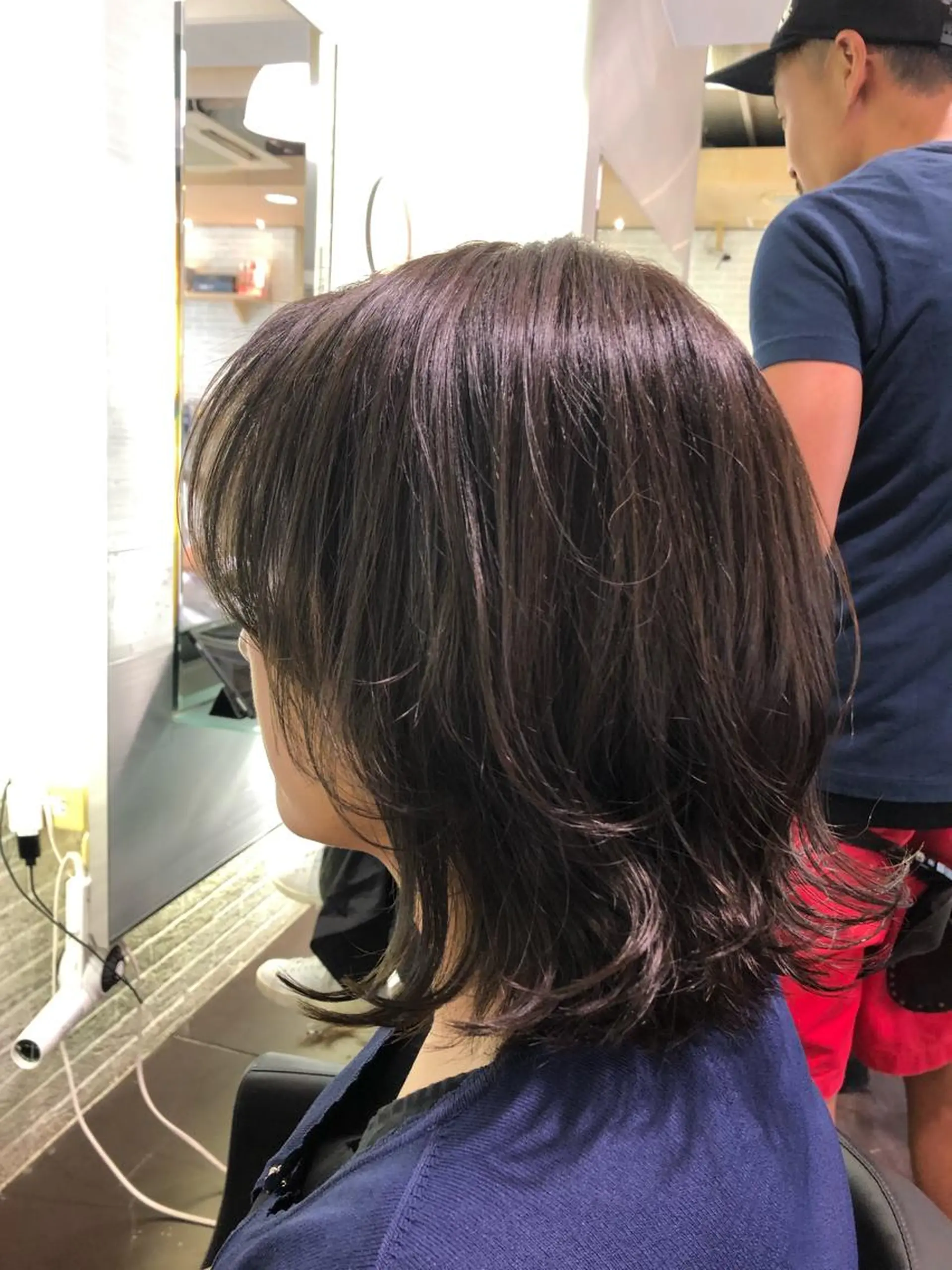 ミディアム レイヤーカット 外ハネヘア 西山 恵太郎のヘアスタイル