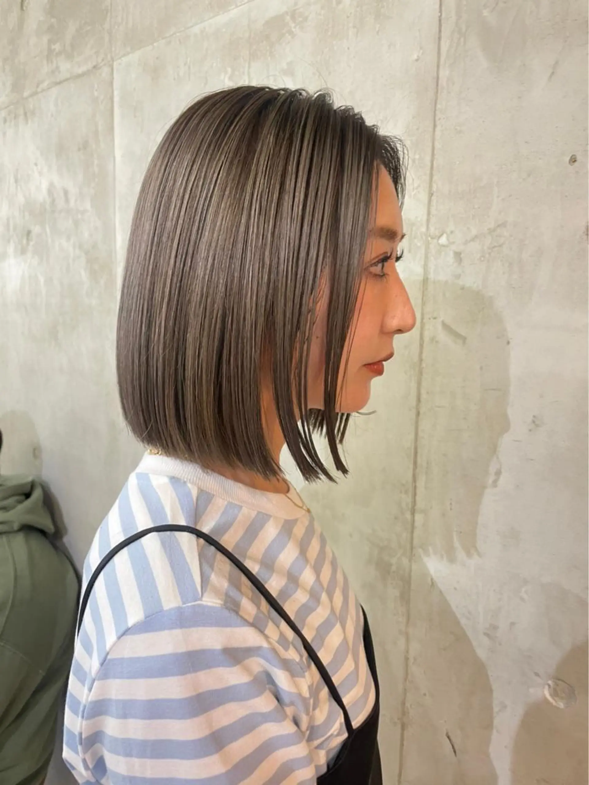 カラー ブリーチ グレージュ ハイトーンカラー ボブ SALTWATER AYARIのヘアスタイル