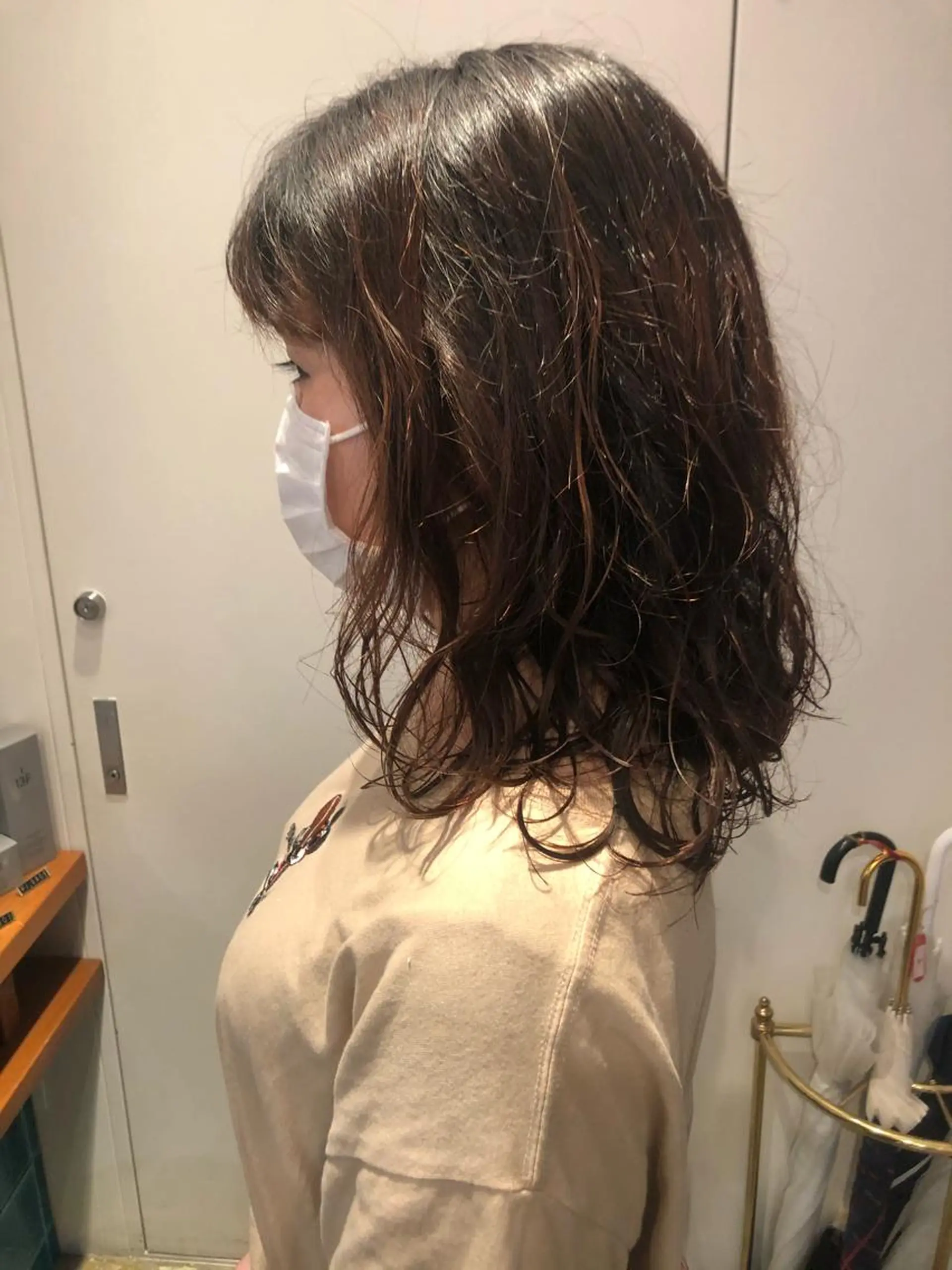 ミディアム パーマ MIOベージュカラー 柔らかいカラーのヘアスタイル