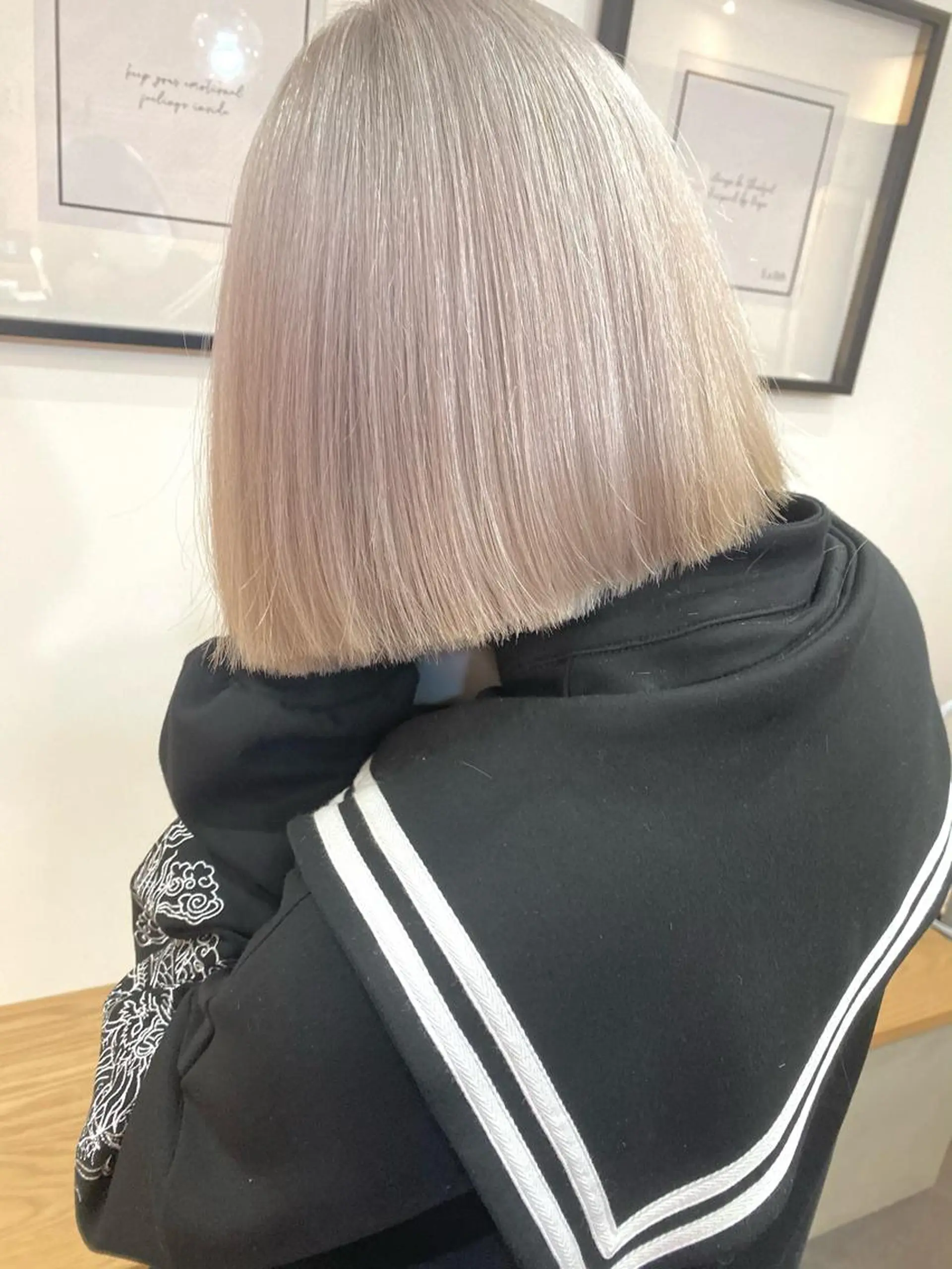 ショート カラー ベージュカラー ホワイトベージュ ヘアカラー 艶ハイトーンブリーチ 🌈小林侑雅のヘアスタイル