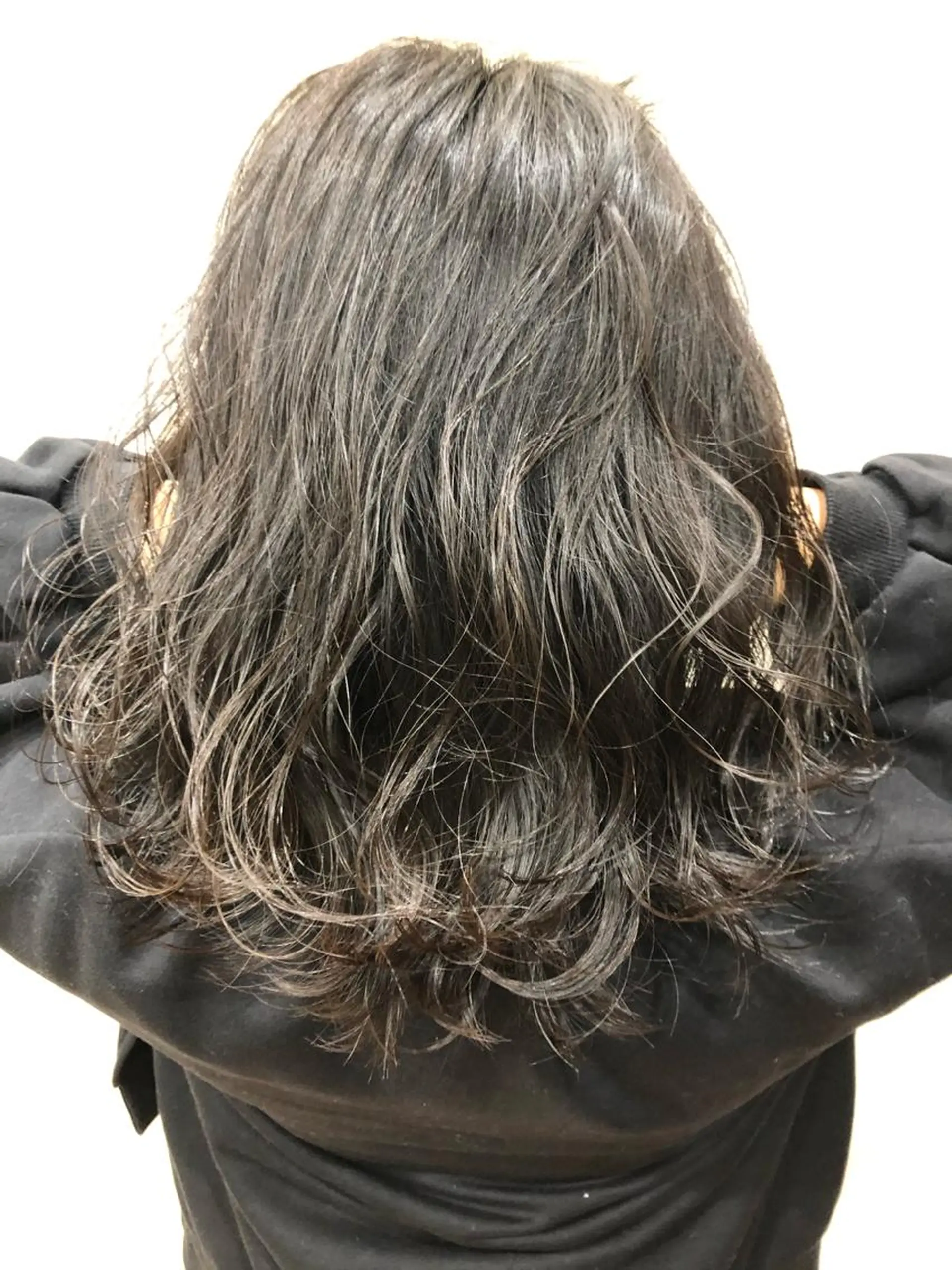 ミディアム カラー 小野 遥南のヘアスタイル