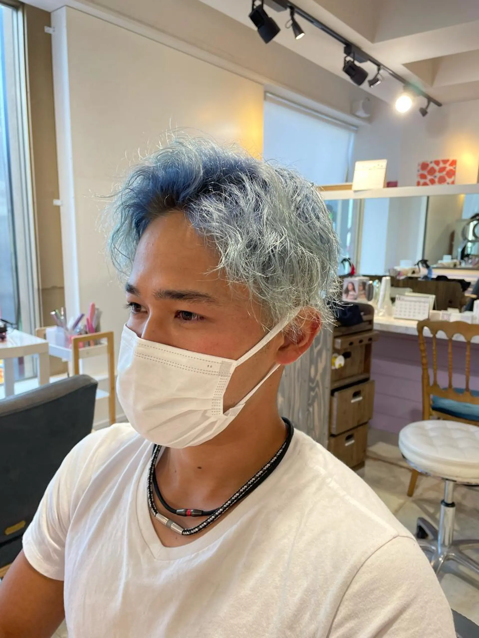 ショート カラー メンズ メンズブリーチ センターパート メンズハイトーン メンズインナーカラー メンズ就活ヘア 新宿御苑前/新宿 Ryuseiのヘアスタイル