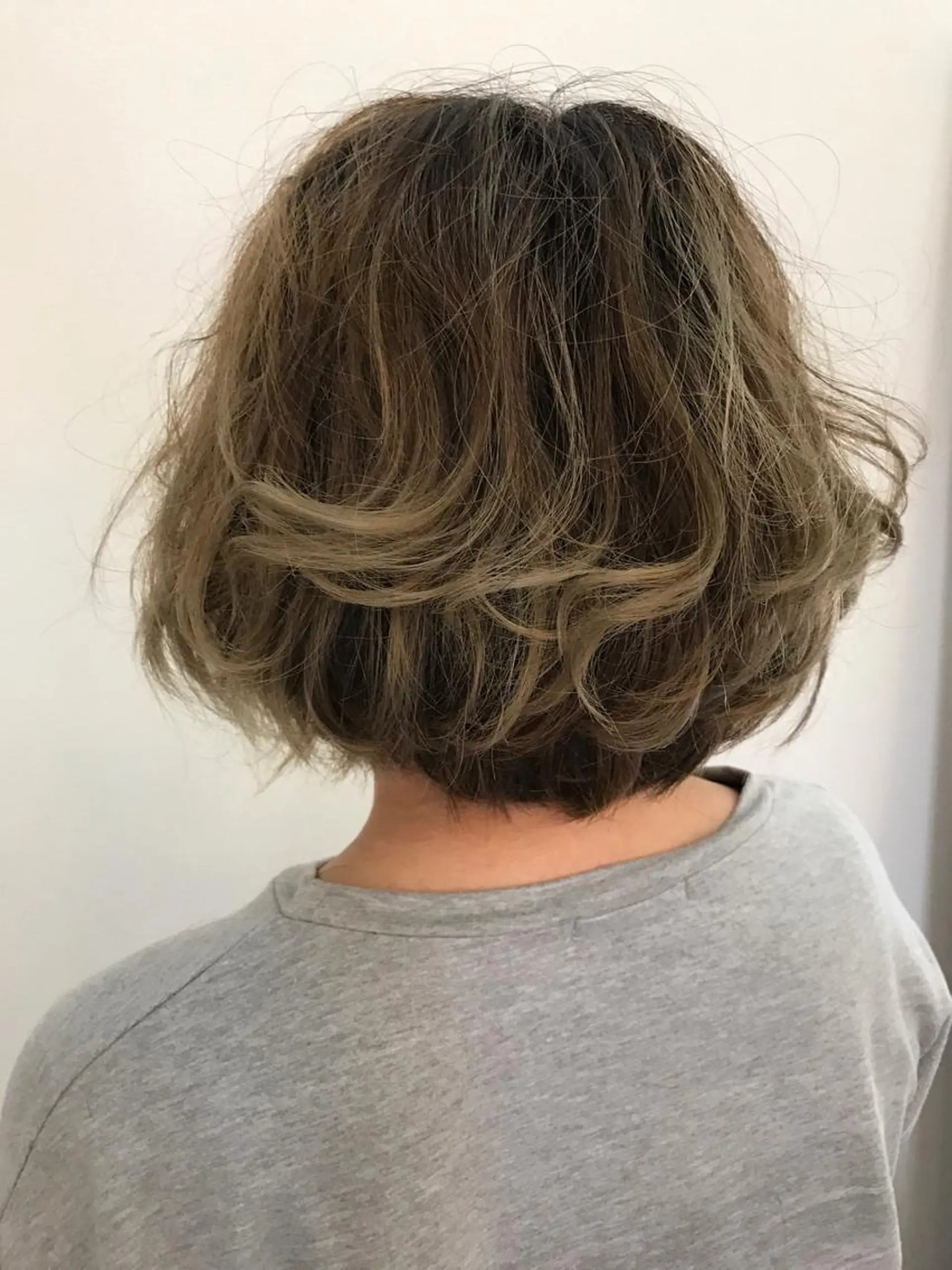 ショート カラー ブリーチ グラデーションカラー ボブ 外国人風カラー 大山 雅矢のヘアスタイル