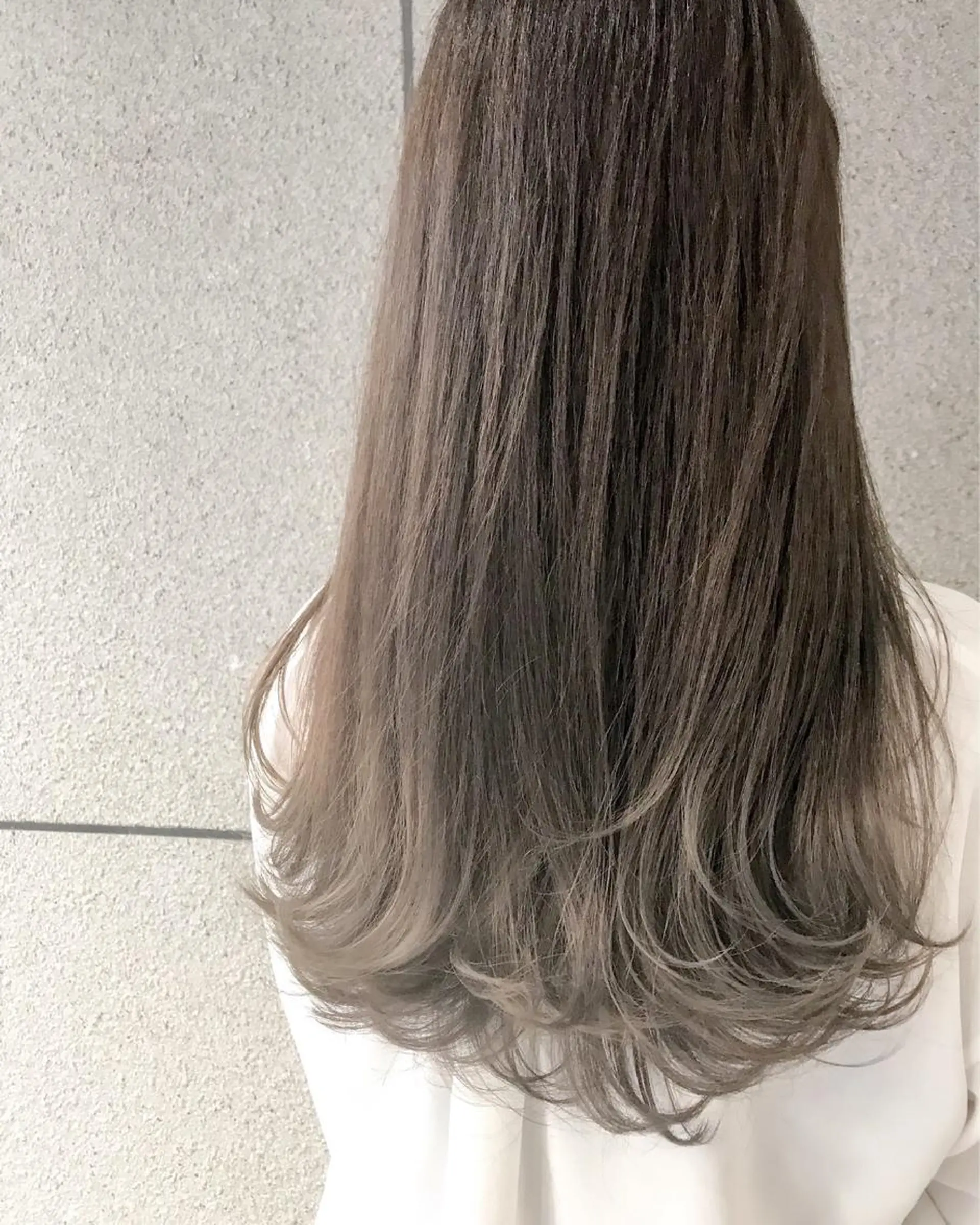 セミロング カラー ベージュカラー ブリーチ シルバー シルバーベージュ BOX mico.のヘアスタイル